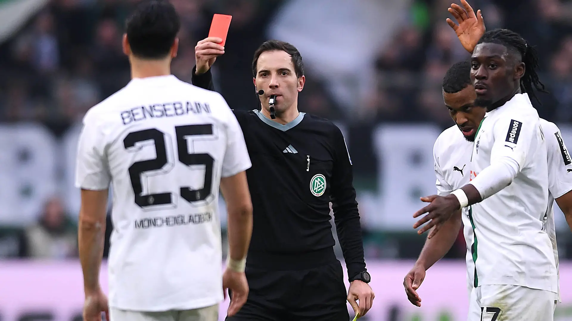 Fußball 1. Bundesliga 23. Spieltag Borussia Mönchengladbach - SC Freiburg am 04.03.2023 im Borussia-Park in Mönchengladbach Gelb-Rote / Rot Karte für Ramy Bensebaini Mönchengladbach durch Schiedsrichter Benjamin Brand DFL regulations prohibit any use of photographs as image sequences and/or quasi-video. *** Soccer 1 Bundesliga 23 Matchday Borussia Mönchengladbach SC Freiburg on 04 03 2023 at Borussia Park in Mönchengladbach Yellow Red Card for Ramy Bensebaini Mönchengladbach by referee Benjamin Brand DFL regulations prohibit any use of photographs as image sequences and or quasi video xHDx