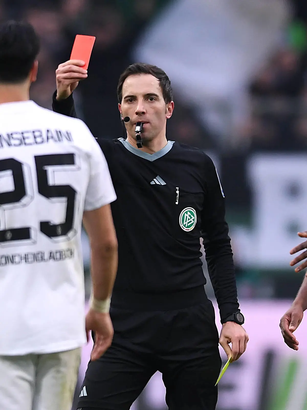Fußball 1. Bundesliga 23. Spieltag Borussia Mönchengladbach - SC Freiburg am 04.03.2023 im Borussia-Park in Mönchengladbach Gelb-Rote / Rot Karte für Ramy Bensebaini  Mönchengladbach  durch Schiedsrichter Benjamin Brand DFL regulations prohibit any use of photographs as image sequences and/or quasi-video. *** Soccer 1 Bundesliga 23 Matchday Borussia Mönchengladbach SC Freiburg on 04 03 2023 at Borussia Park in Mönchengladbach Yellow Red Card for Ramy Bensebaini Mönchengladbach by referee Benjamin Brand DFL regulations prohibit any use of photographs as image sequences and or quasi video xHDx