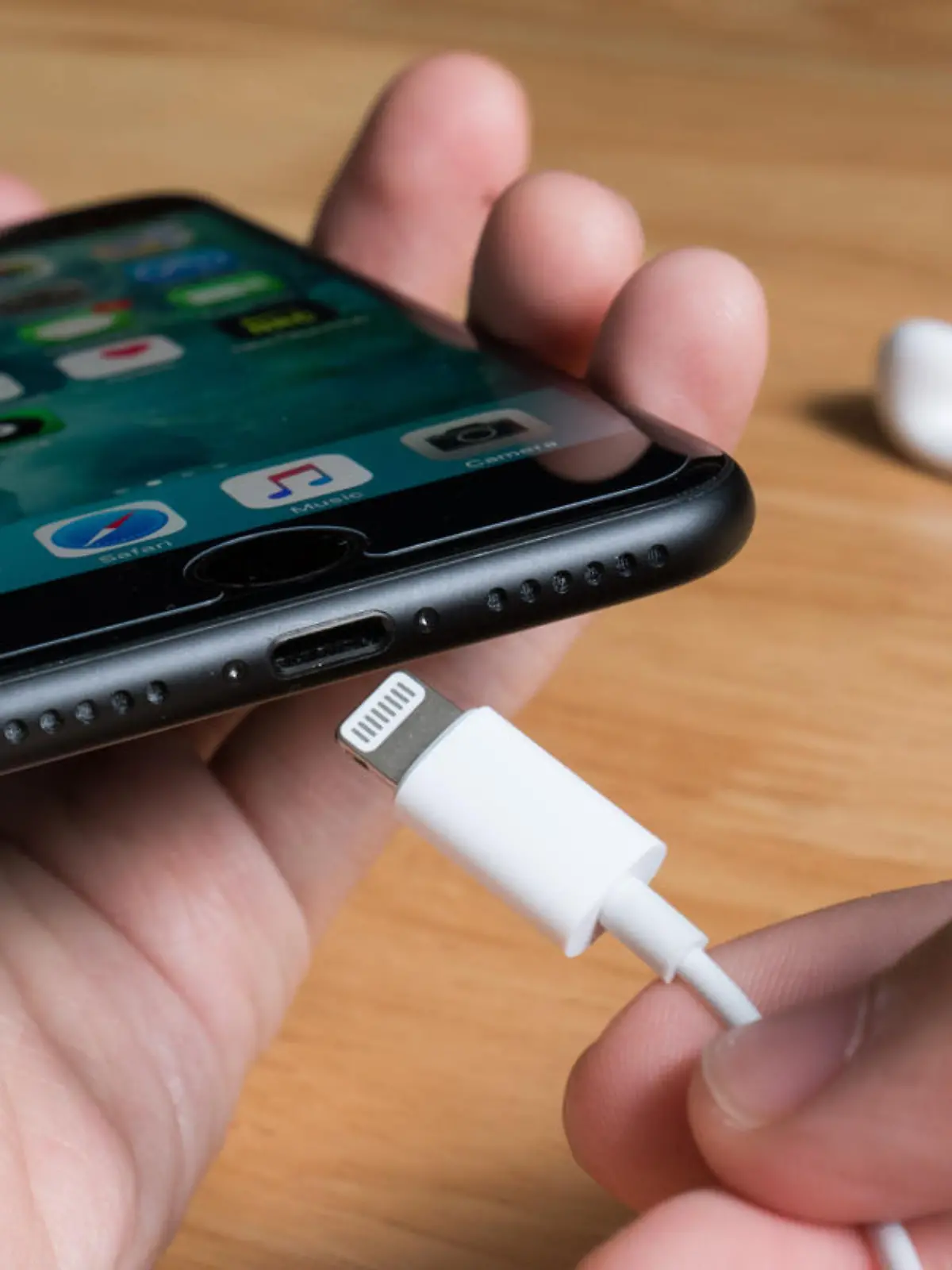 iPhone 7 wird mit Ladegerät aufgeladen