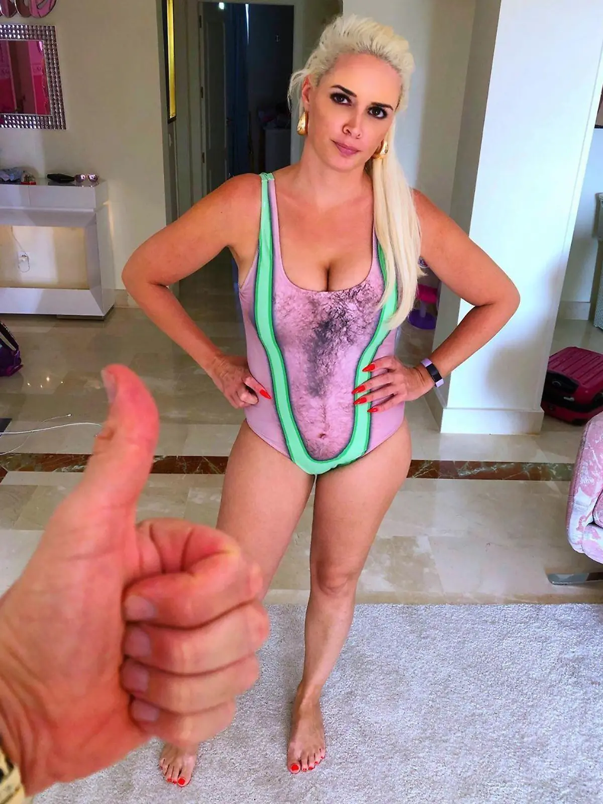 Daniela Katzenberger im neuen Einteiler