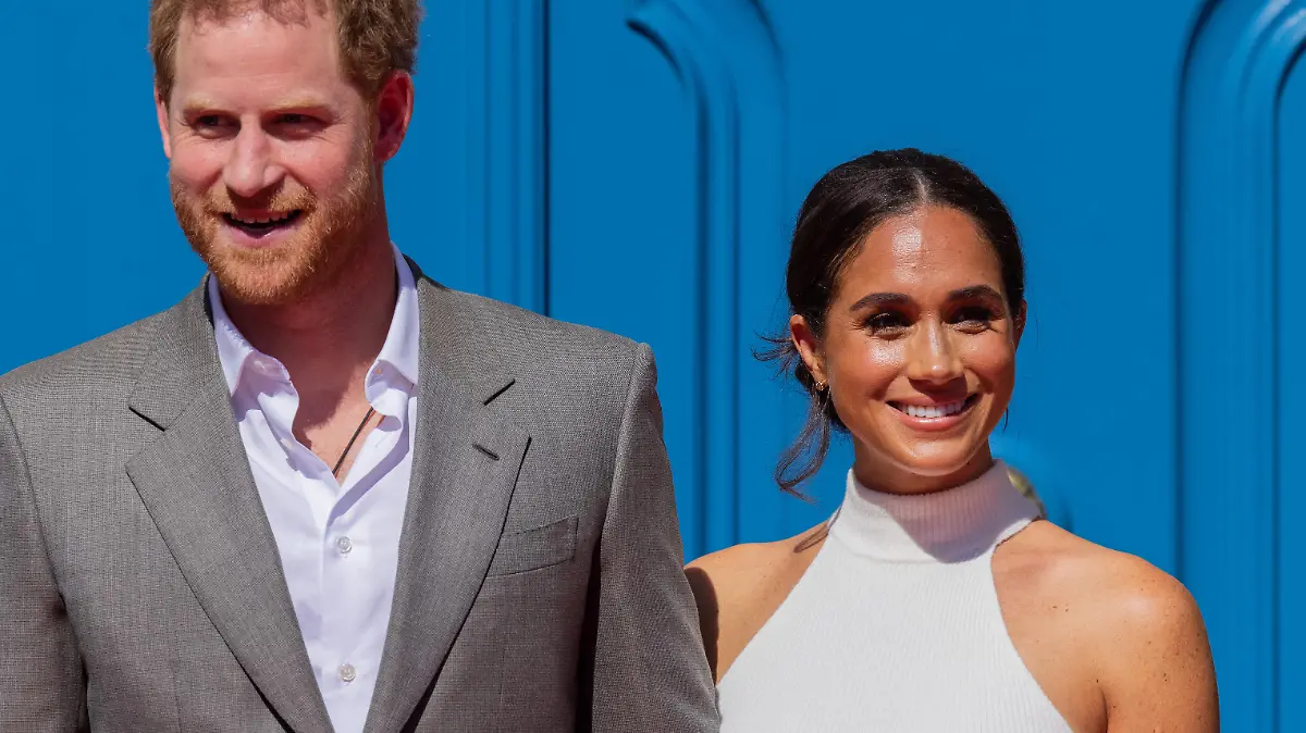 Der britische Prinz Harry, Herzog von Sussex, und seine Frau Meghan, Herzogin von Sussex, kommen vor dem Rathaus an. Der Prinz und seine Frau kommen nach Düsseldorf, um für die "Invictus Games" 2023 zu werben, die von Prinz Harry mit ins Leben gerufen wurden. Dabei handelt es sich um paralympische Wettkämpfe für Soldaten, die im Krieg verletzt wurden.
