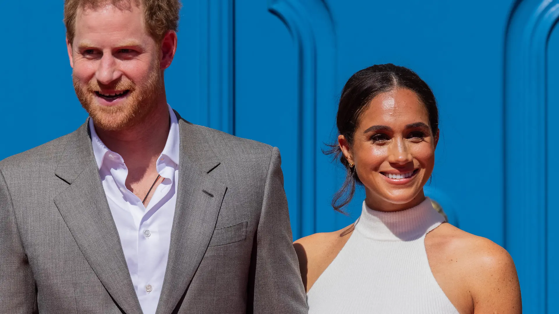 Der britische Prinz Harry, Herzog von Sussex, und seine Frau Meghan, Herzogin von Sussex, kommen vor dem Rathaus an. Der Prinz und seine Frau kommen nach Düsseldorf, um für die "Invictus Games" 2023 zu werben, die von Prinz Harry mit ins Leben gerufen wurden. Dabei handelt es sich um paralympische Wettkämpfe für Soldaten, die im Krieg verletzt wurden.