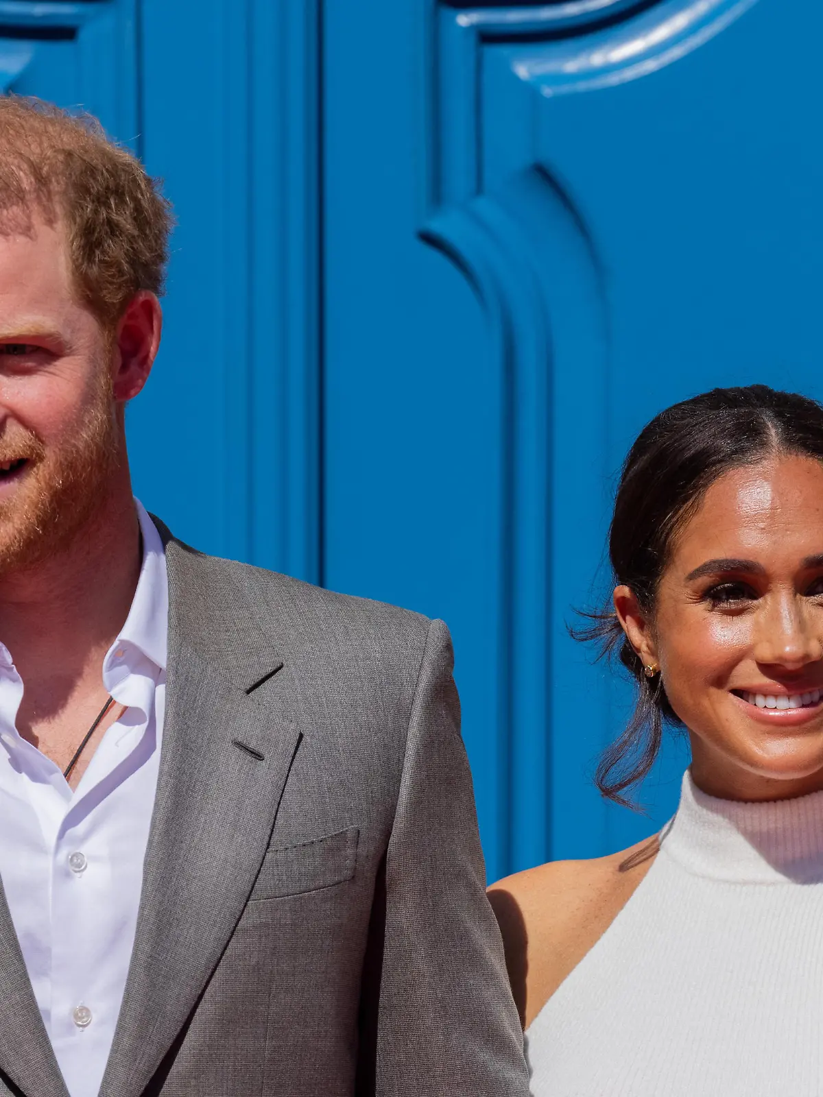 Der britische Prinz Harry, Herzog von Sussex, und seine Frau Meghan, Herzogin von Sussex, kommen vor dem Rathaus an. Der Prinz und seine Frau kommen nach Düsseldorf, um für die "Invictus Games" 2023 zu werben, die von Prinz Harry mit ins Leben gerufen wurden. Dabei handelt es sich um paralympische Wettkämpfe für Soldaten, die im Krieg verletzt wurden.