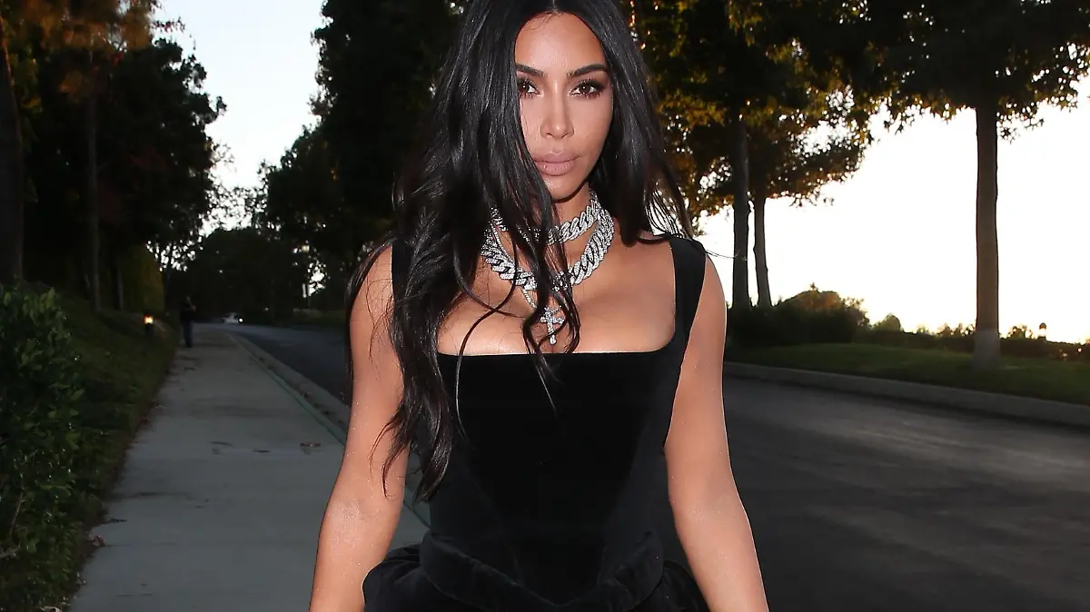 Kim Kardashian looks stunning in a black dress as she heads out for dinner after 'The Emmy' awards show in Beverly Hills, CA
Pictured: Kim Kardashian
Ref: SPL5117450 230919 NON-EXCLUSIVE
Picture by: THEREALSPW / SplashNews.com
Splash News and Pictures
Los Angeles: 310-821-2666
New York: 212-619-2666
London: +44 (0)20 7644 7656
Berlin: +49 175 3764 166
photodesk@splashnews.com
World Rights,