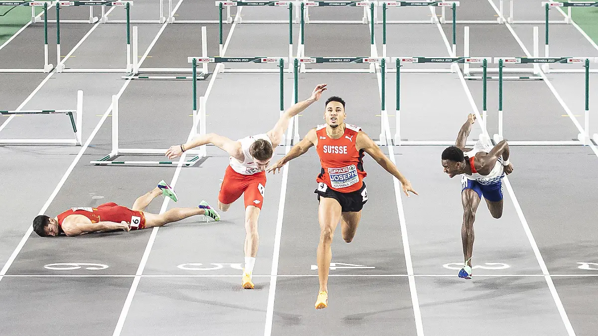 05.03.2023, Türkei, Istanbul: Leichtathletik/Halle: Europameisterschaft, Männer 60 Meter Hürden, Finale: Während Enrique Llopis aus Spanien (l-r) nach einem Sturz am Boden liegt, erreichen Jakub Szymanski aus Polen, Sieger Jason Joseph aus der Schweiz und Just Kwaou-Mathey aus Frankreich das Ziel. (zu dpa "Sorgen um spanischen Hürdensprinter Llopis nach Sturz") Foto: Michael Buholzer/KEYSTONE/dpa +++ dpa-Bildfunk +++