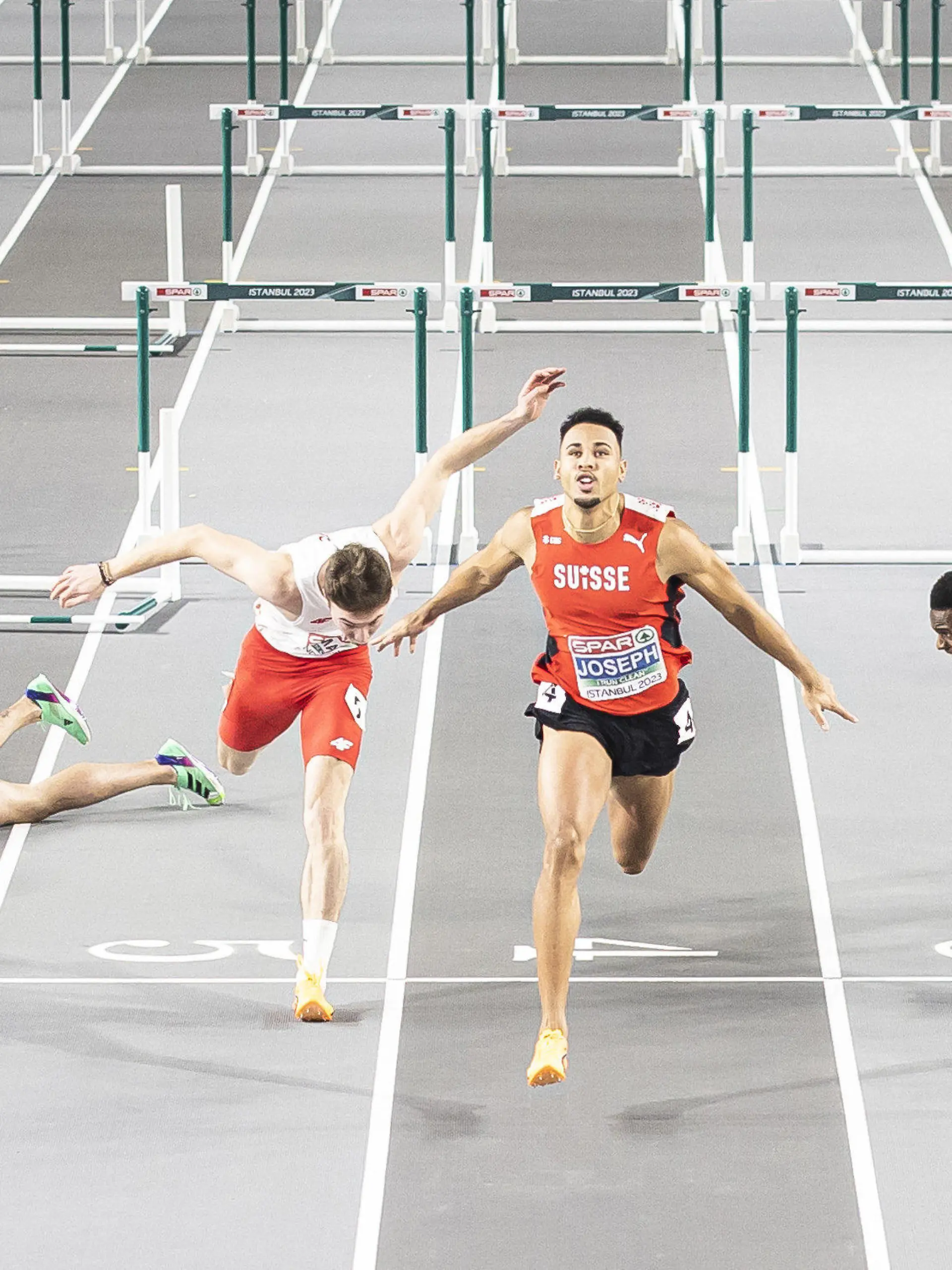 05.03.2023, Türkei, Istanbul: Leichtathletik/Halle: Europameisterschaft, Männer 60 Meter Hürden, Finale: Während Enrique Llopis aus Spanien (l-r) nach einem Sturz am Boden liegt, erreichen Jakub Szymanski aus Polen, Sieger Jason Joseph aus der Schweiz und Just Kwaou-Mathey aus Frankreich das Ziel. (zu dpa "Sorgen um spanischen Hürdensprinter Llopis nach Sturz") Foto: Michael Buholzer/KEYSTONE/dpa +++ dpa-Bildfunk +++