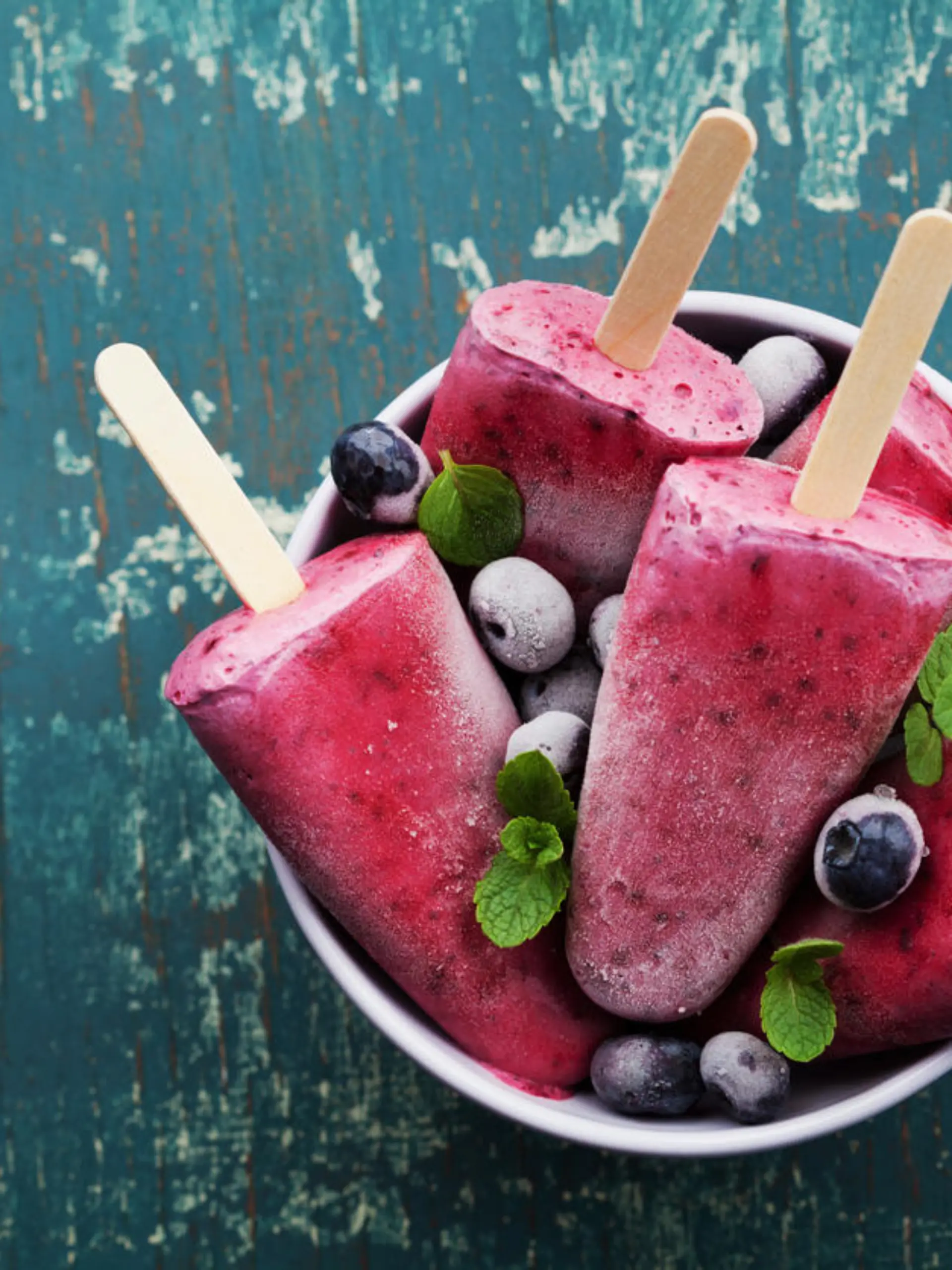 Smoothie-Eis am Stiel mit Beeren
