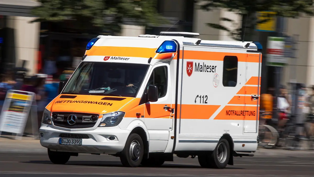 ARCHIV - 31.07.2018, Berlin: Ein Rettungswagen ist mit Blaulicht im Zentrum von Berlin unterwegs. (zu "Klimawandel: Fast 500 Hitzetote im Vorjahr in Berlin") Foto: Jens Büttner/dpa-Zentralbild/dpa +++ dpa-Bildfunk +++