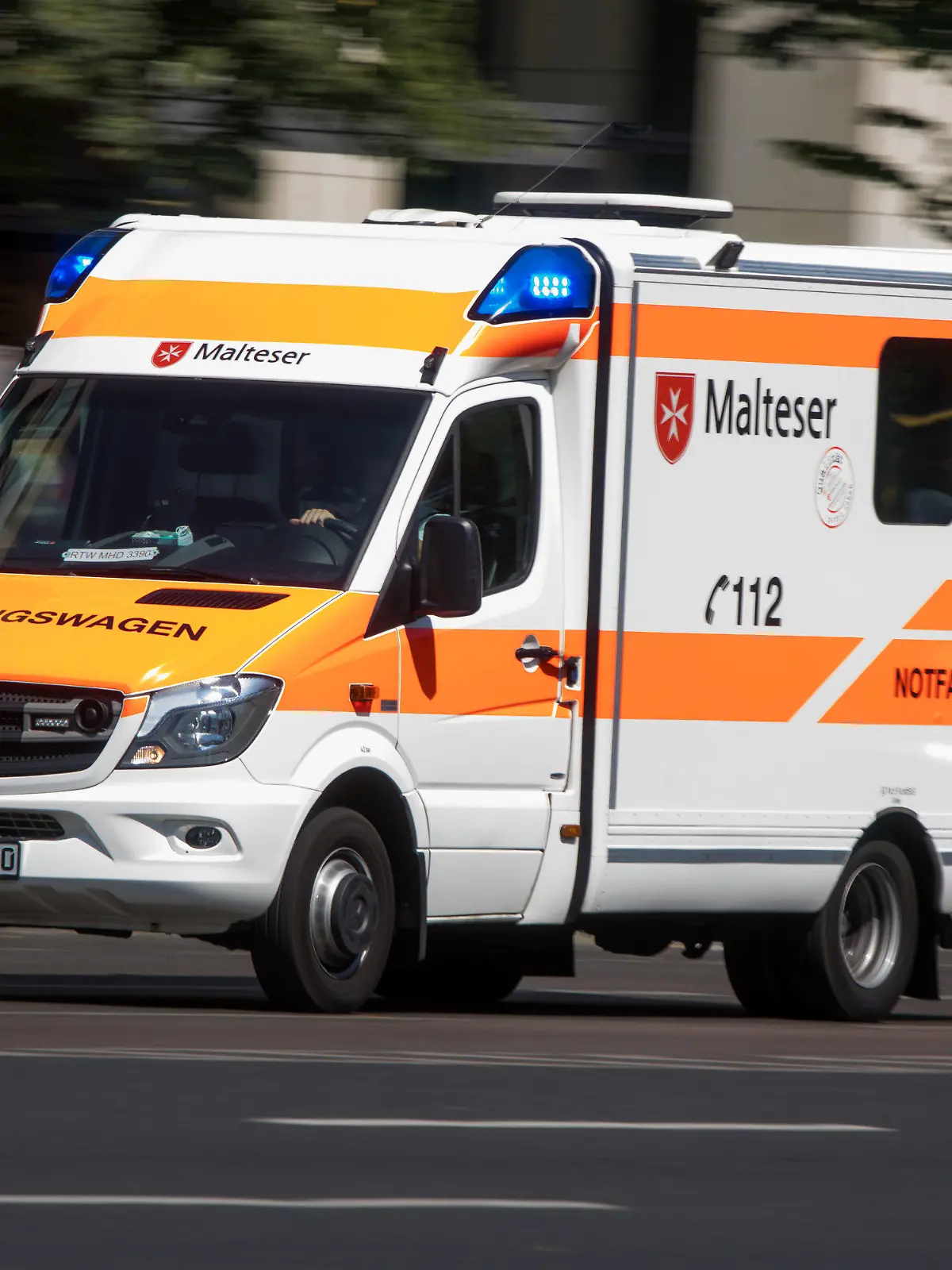 ARCHIV - 31.07.2018, Berlin: Ein Rettungswagen ist mit Blaulicht im Zentrum von Berlin unterwegs. (zu "Klimawandel: Fast 500 Hitzetote im Vorjahr in Berlin") Foto: Jens Büttner/dpa-Zentralbild/dpa +++ dpa-Bildfunk +++