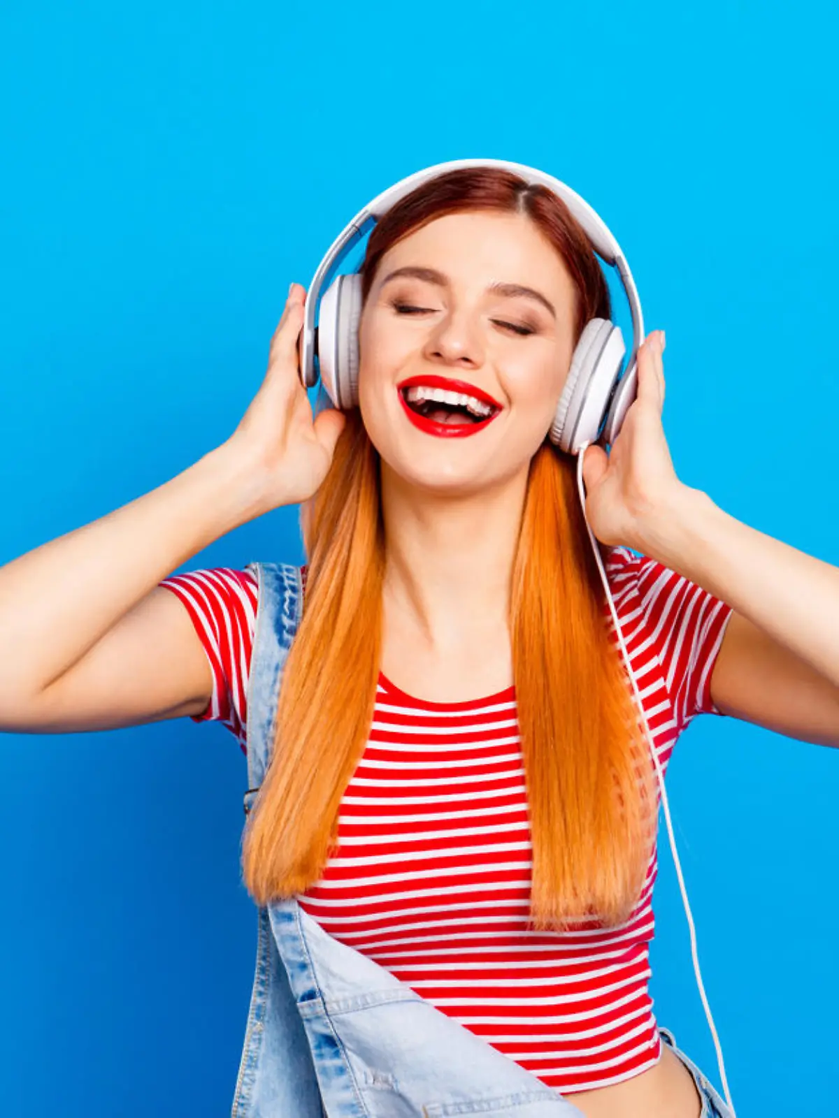 Frau hört Musik mit Kopfhörern