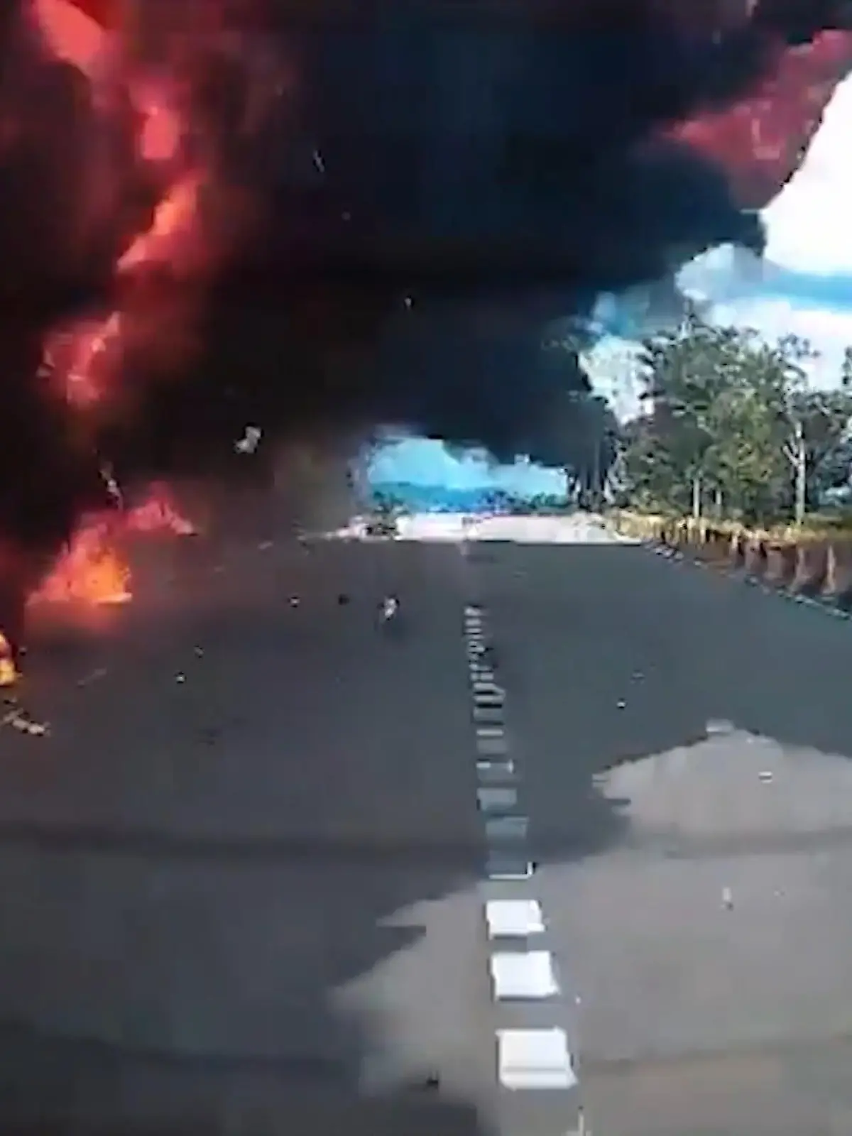 Horror-Crash auf der Autobahn! In Malaysia stürzt ein Privatflugzeug ab und explodiert, direkt auf die Fahrbahn. Alle acht Insassen der Maschine kommen bei dem Absturz ums Leben, dazu ein Motorradfahrer und ein Autofahrer. Es gebe keine Überlebenden, sagt die örtliche Polizei.