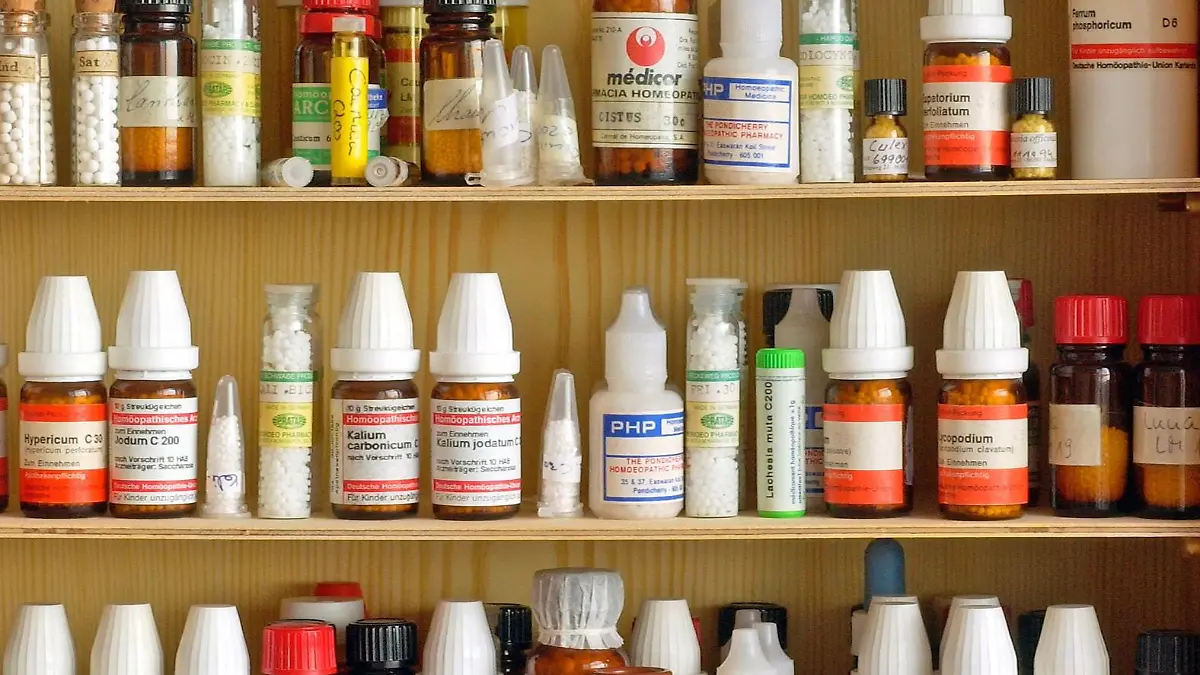 Berlin: Das Foto zeigt Medikamente in einer homöopathischen Apotheke, aufgenommen in der Praxis einer Berliner Heilpraktikerin. Als Ergänzung zu Behandlungsmethoden der Schulmedizin gewinnt die Homöopathie zunehmend an Bedeutung. Ihr Prinzip besteht darin, Symptome und Ursachen von Krankheiten mit Stoffen zu bekämpfen, die ähnliche Symptome hervorrufen. Der deutschen Arzt, Apotheker und Chemiker Samuel Hahnemann, der als Begründer der Homöopathie gilt, entwickelte Verfahren, die Ursubstanzen der Natur (tierische, pflanzliche, mineralische Stoffe und chemische Verbindungen natürlichen Ursprungs) zur Gewinnung von natürlichen Medikamenten zu gewinnen, die in Alkohol oder Wasser gelöst und verwirbelt werden und auch zu kleinen kugelförmigen Tabletten, den Globuli, verarbeitet werden.