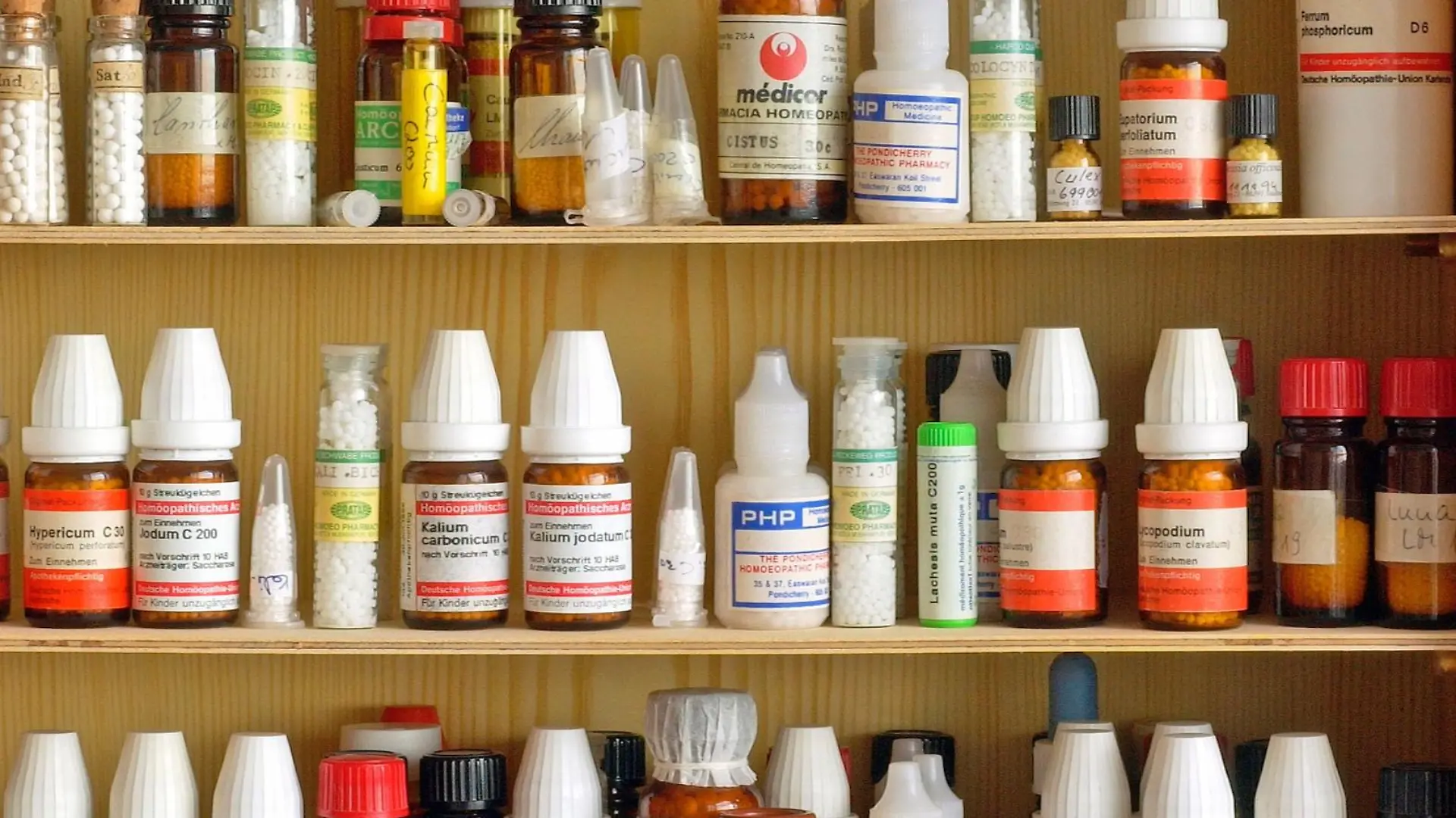 Berlin: Das Foto zeigt Medikamente in einer homöopathischen Apotheke, aufgenommen in der Praxis einer Berliner Heilpraktikerin. Als Ergänzung zu Behandlungsmethoden der Schulmedizin gewinnt die Homöopathie zunehmend an Bedeutung. Ihr Prinzip besteht darin, Symptome und Ursachen von Krankheiten mit Stoffen zu bekämpfen, die ähnliche Symptome hervorrufen. Der deutschen Arzt, Apotheker und Chemiker Samuel Hahnemann, der als Begründer der Homöopathie gilt, entwickelte Verfahren, die Ursubstanzen der Natur (tierische, pflanzliche, mineralische Stoffe und chemische Verbindungen natürlichen Ursprungs) zur Gewinnung von natürlichen Medikamenten zu gewinnen, die in Alkohol oder Wasser gelöst und verwirbelt werden und auch zu kleinen kugelförmigen Tabletten, den Globuli, verarbeitet werden.