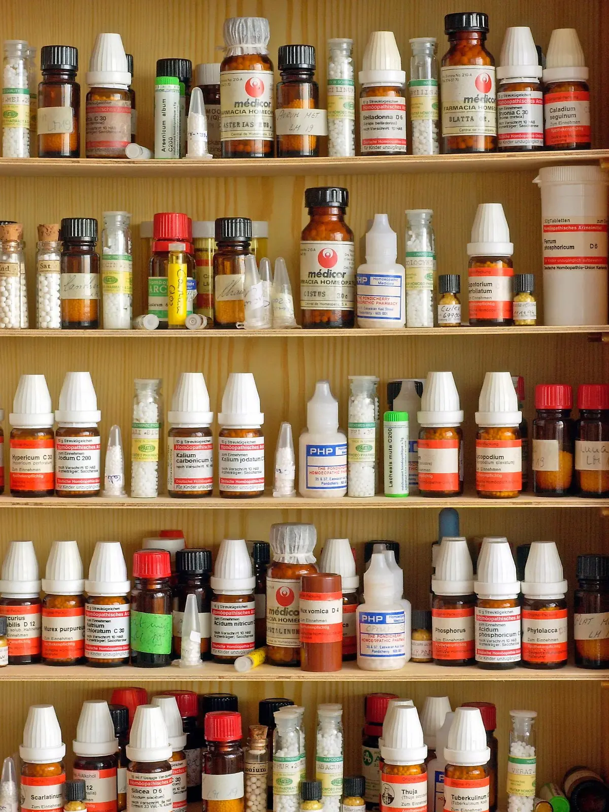 Berlin: Das Foto zeigt Medikamente in einer homöopathischen Apotheke, aufgenommen in der Praxis einer Berliner Heilpraktikerin. Als Ergänzung zu Behandlungsmethoden der Schulmedizin gewinnt die Homöopathie zunehmend an Bedeutung. Ihr Prinzip besteht darin, Symptome und Ursachen von Krankheiten mit Stoffen zu bekämpfen, die ähnliche Symptome hervorrufen. Der deutschen Arzt, Apotheker und Chemiker Samuel Hahnemann, der als Begründer der Homöopathie gilt, entwickelte Verfahren, die Ursubstanzen der Natur (tierische, pflanzliche, mineralische Stoffe und chemische Verbindungen natürlichen Ursprungs) zur Gewinnung von natürlichen Medikamenten zu gewinnen, die in Alkohol oder Wasser gelöst und verwirbelt werden und auch zu kleinen kugelförmigen Tabletten, den Globuli, verarbeitet werden.
