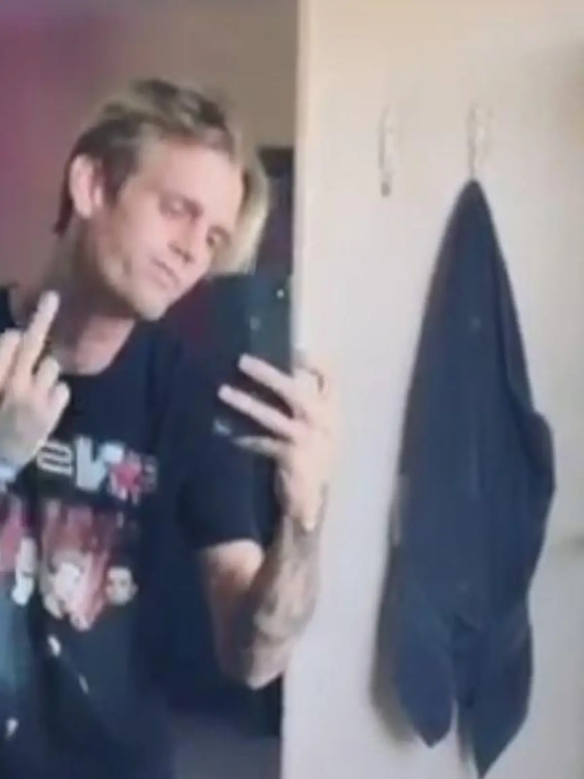 Aaron Carter zeigt Mittelfinger