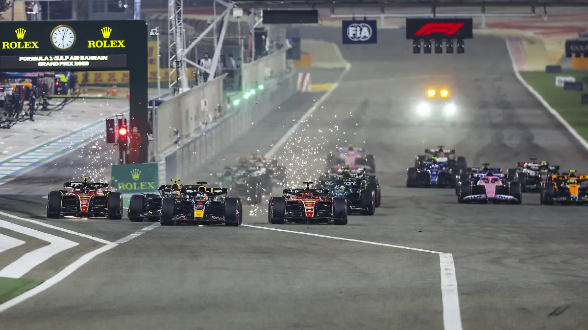 01 VERSTAPPEN Max nld, Red Bull Racing RB19, action, start with 16 LECLERC Charles mco, Scuderia Ferrari SF-23 during the Formula 1 Gulf Air Bahrain Grand Prix 2023, 1st round of the 2023 FIA Formula One World Championship, WM, Weltmeisterschaft from March 2 to 5, 2023 on the Bahrain International Circuit, in Sakhir, Bahrain - F1 - BAHRAIN GRAND PRIX 2023 - RACE DPPI/Panoramic PUBLICATIONxNOTxINxFRAxITAxBEL G0OD2050