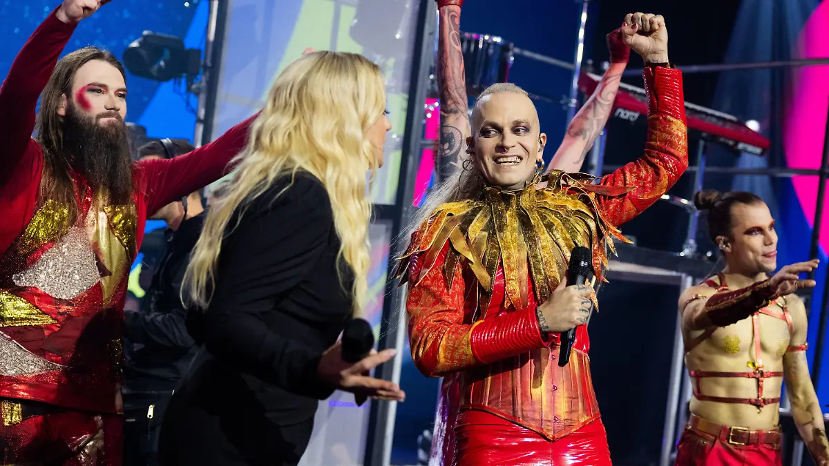 04.03.2023, Nordrhein-Westfalen, Köln: Chris Harms (M) von Lord Of The Lost jubelt neben Barbara Schöneberger (2.v.l), Moderatorin, mit seiner Band beim Vorentscheid "Eurovision Song Contest 2023 - Unser Lied für Liverpool" auf der Bühne ihren Sieg. Sie vertreten Deutschland am 13. Mai 2023 beim ESC-Finale im englischen Liverpool. Foto: Rolf Vennenbernd/dpa +++ dpa-Bildfunk +++