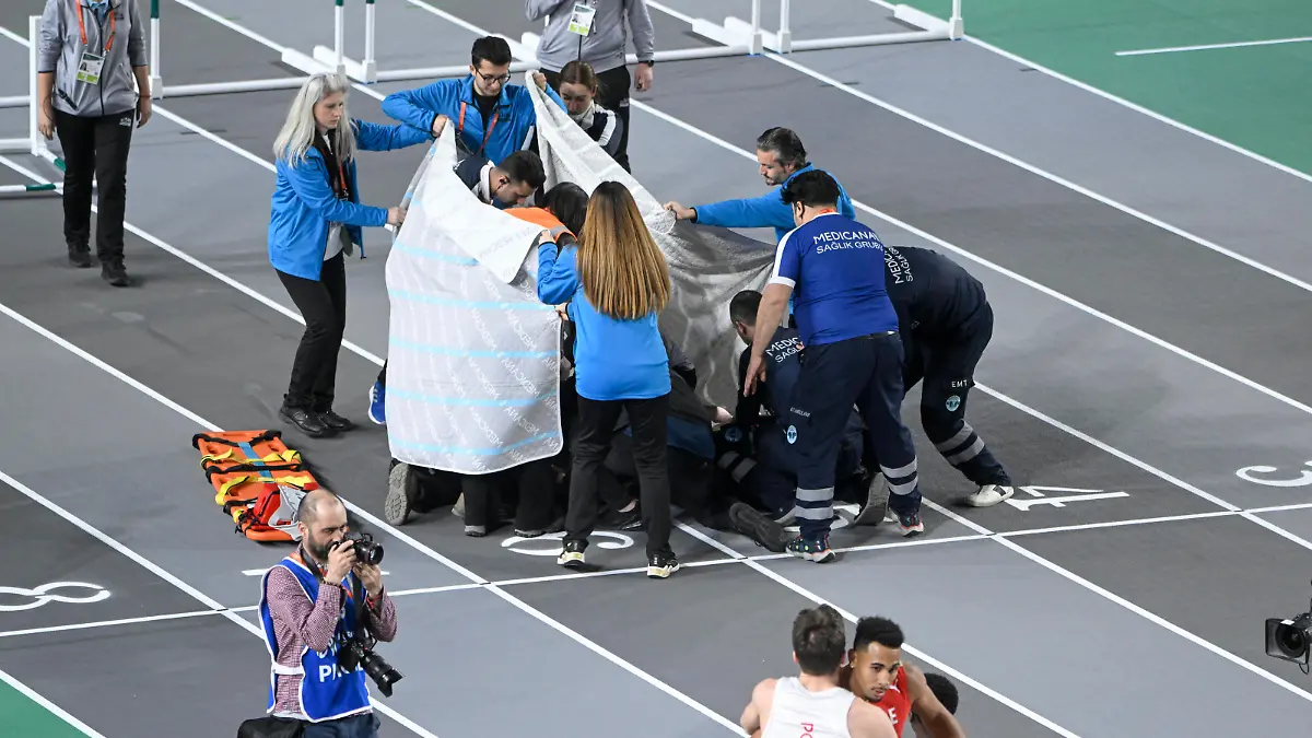 Leichtathletik, Hallen-Europameisterschaften in Istanbul - 60m Hürden, Sturz von Enrique Llopis ISTANBUL 20230305 Spaniens Enrique Llopis gar omkull i herrarnas final i 60 m häck under friidrotts-EM inomhus i Istanbul, Turkiet. ISTANBUL TURKIET skidor x10080x *** ISTANBUL 20230305 Spains Enrique Llopis falls in the mens 60m hurdles final at the European Athletics Indoor Championships in Istanbul, Turkey ISTANBUL TURKEY skiing x10080x, PUBLICATIONxNOTxINxDENxNORxSWExFIN Copyright: xFREDRIKxSANDBERGxx/TTx FRIIDROTTS-EM INOMHUS 2O23