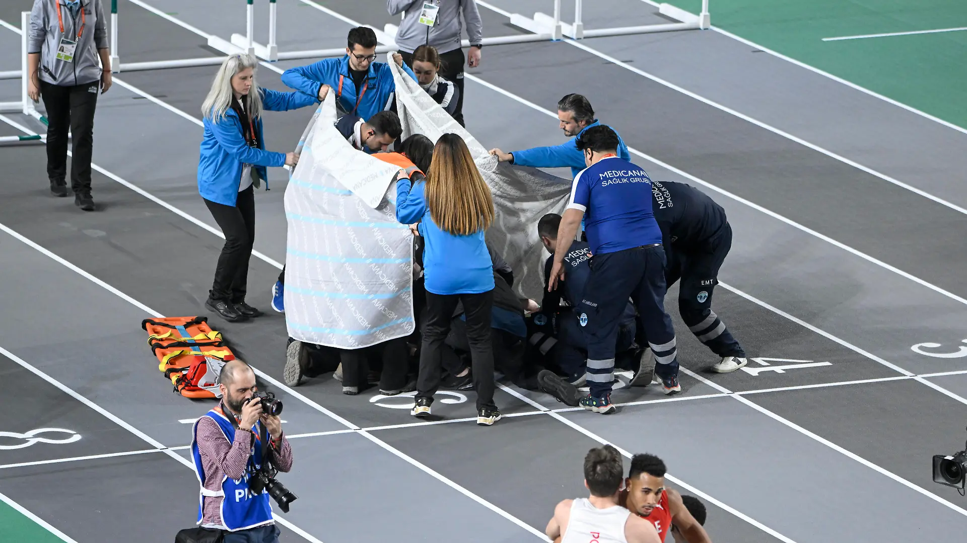 Leichtathletik, Hallen-Europameisterschaften in Istanbul - 60m Hürden, Sturz von Enrique Llopis ISTANBUL 20230305 Spaniens Enrique Llopis gar omkull i herrarnas final i 60 m häck under friidrotts-EM inomhus i Istanbul, Turkiet. ISTANBUL TURKIET skidor x10080x *** ISTANBUL 20230305 Spains Enrique Llopis falls in the mens 60m hurdles final at the European Athletics Indoor Championships in Istanbul, Turkey ISTANBUL TURKEY skiing x10080x, PUBLICATIONxNOTxINxDENxNORxSWExFIN Copyright: xFREDRIKxSANDBERGxx/TTx FRIIDROTTS-EM INOMHUS 2O23