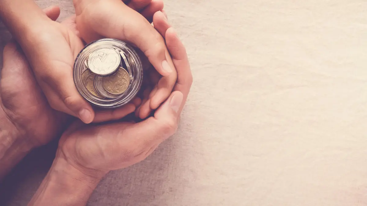Mutter und Kind mit Geld