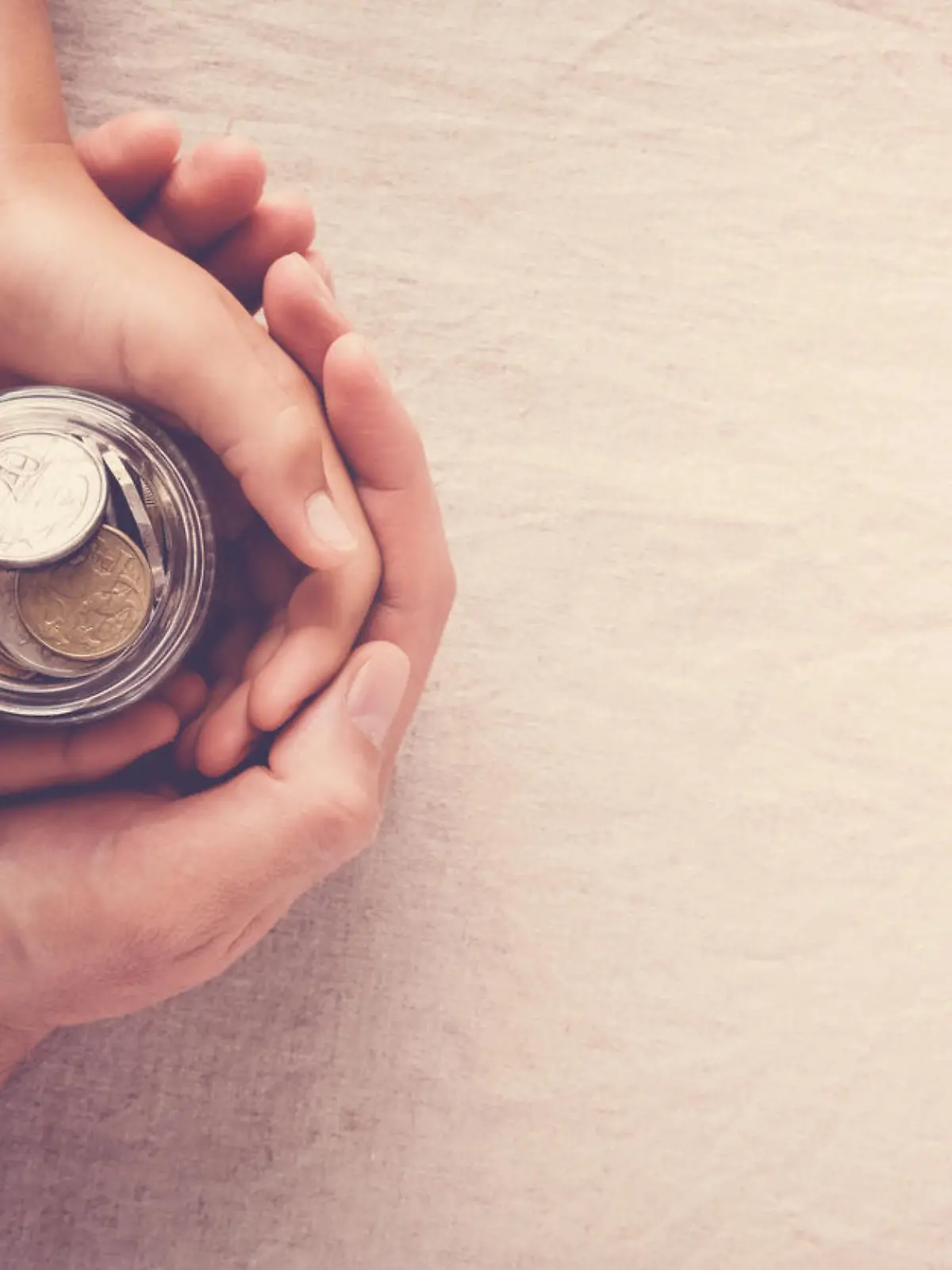 Mutter und Kind mit Geld