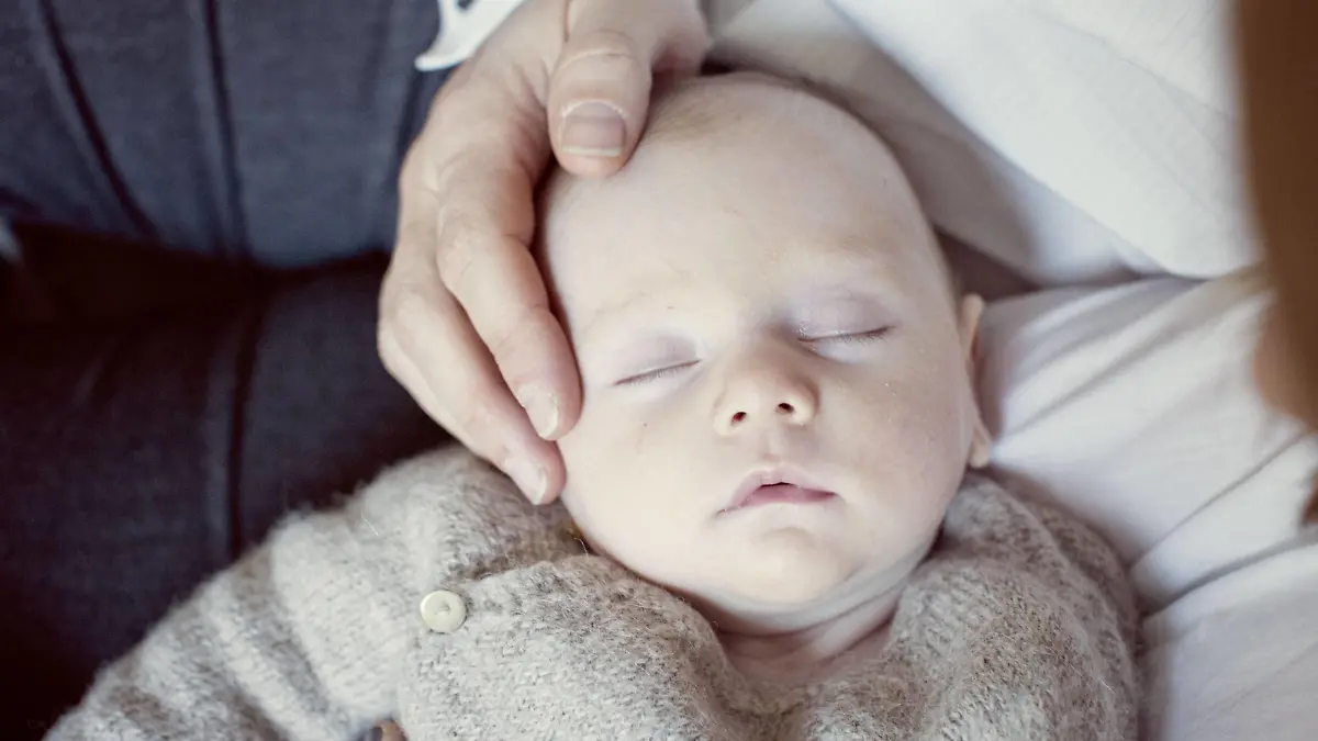 Baby sleeping on mother s lap PUBLICATIONxINxGERxSUIxAUTxONLY Copyright: Anne-SophiexBost B44889721  
