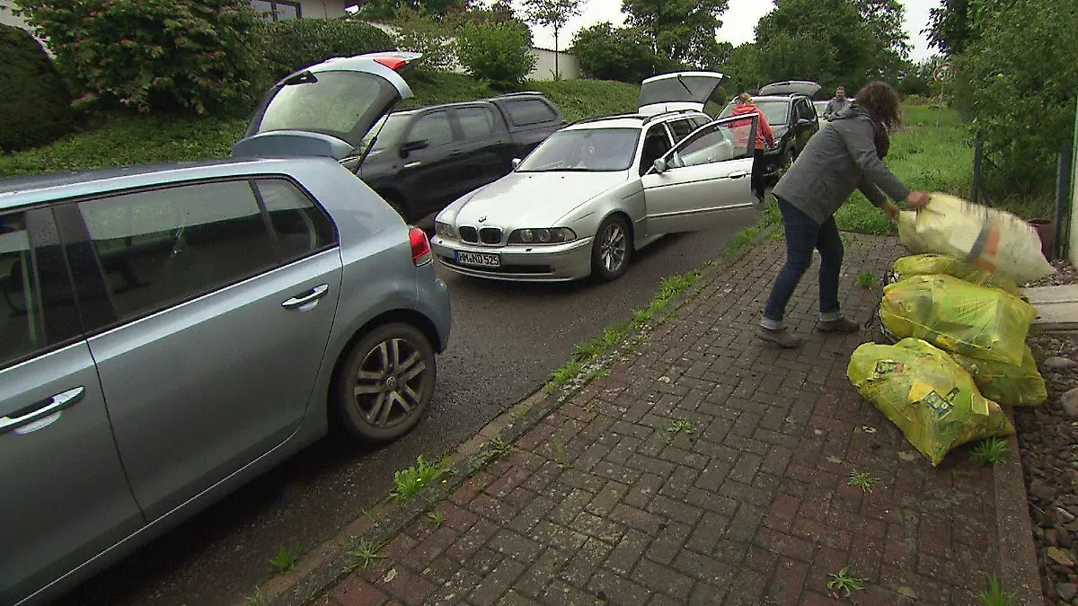 Die Ovelgönner fahren in Kolonnen zum Müll webringen. Kein Zustand, finden sie Anwohner.