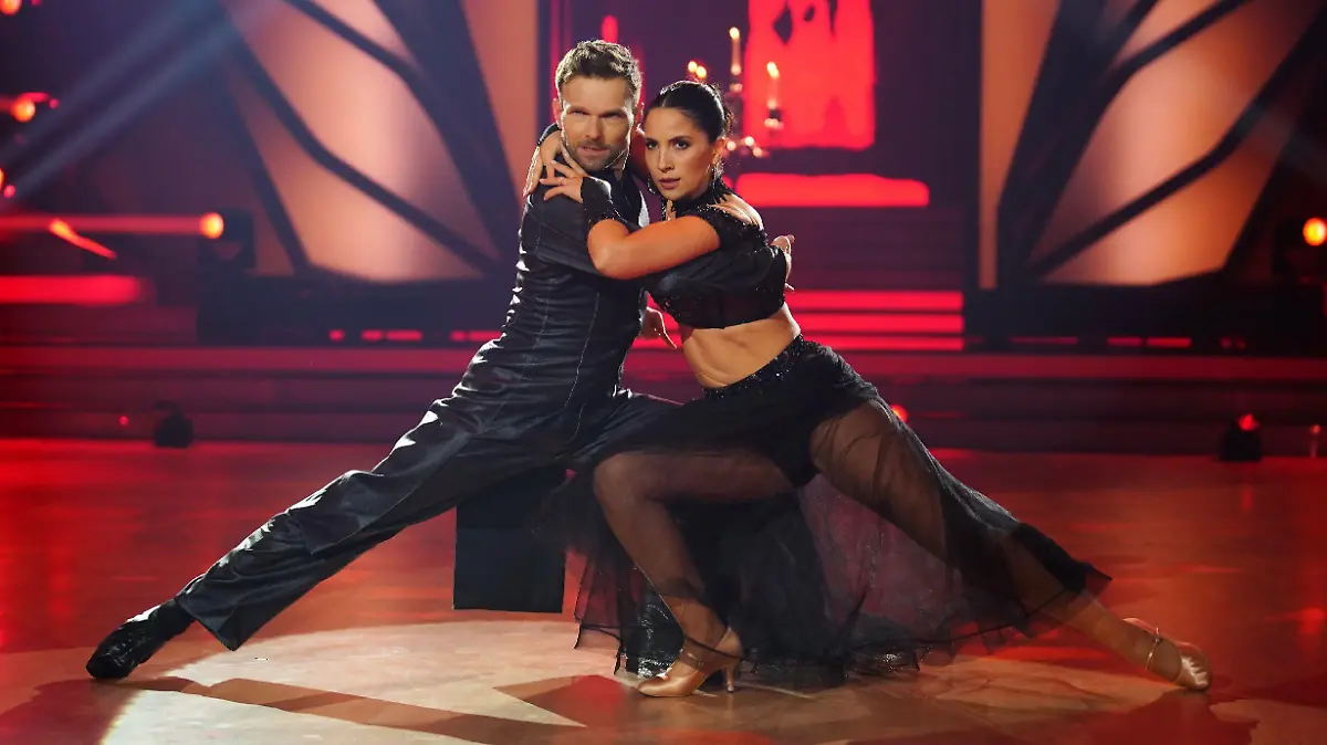 Chryssanthi Kavazi und Vadim Garbuzov tanzen Tango.
Die Verwendung des sendungsbezogenen Materials ist nur mit dem Hinweis und Verlinkung auf RTL+ gestattet.