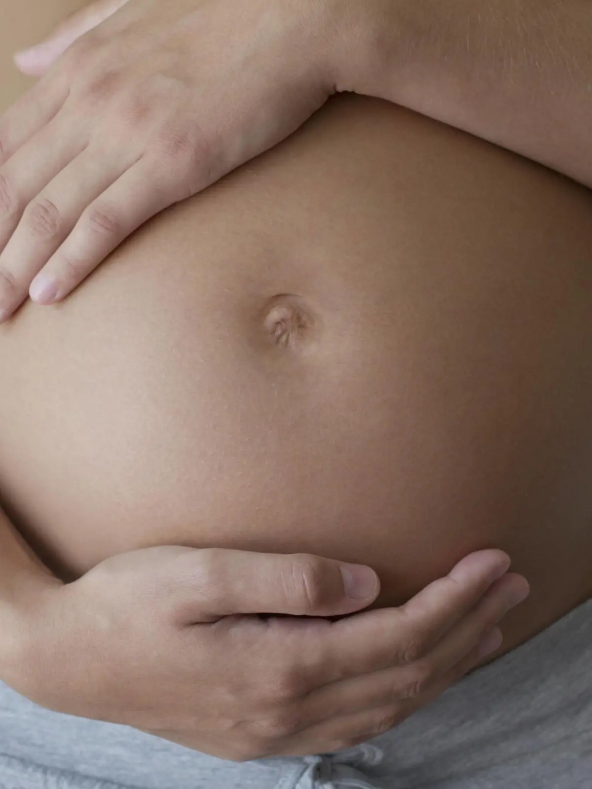 Pregnant woman holding her belly, cropped PUBLICATIONxINxGERxSUIxAUTxONLY Copyright: FrédéricxCirou B67552013  