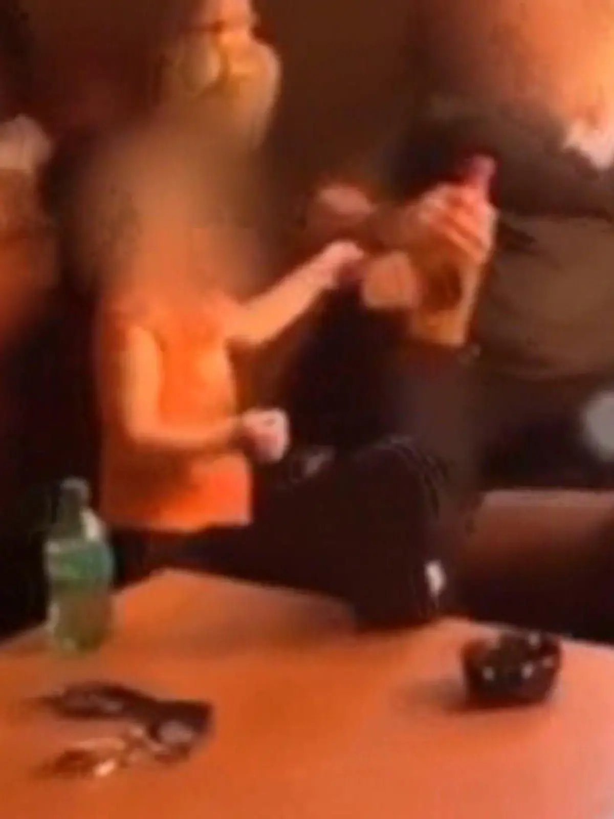 Gibt diese Mutter ihrem Kind Alkohol?