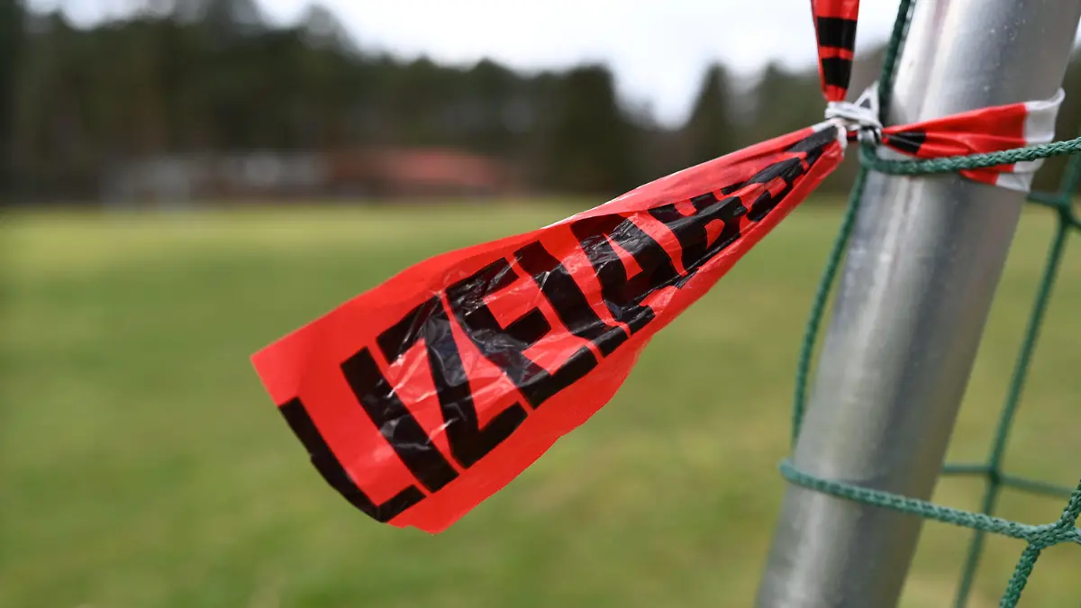 05.03.2023, Niedersachsen, Bramsche: Absperrband der Polizei ist am Sportplatz hinter dem Schützenhaus zu sehen. Eine 19-jährige Frau ist bei einer Geburtstagsfeier bei Osnabrück mutmaßlich Opfer eines Tötungsdelikts geworden. Ermittelt werde auch wegen Verdachts auf ein Sexualdelikt, teilten Staatsanwaltschaft und Polizei Osnabrück mit. Foto: Lars Klemmer/dpa +++ dpa-Bildfunk +++