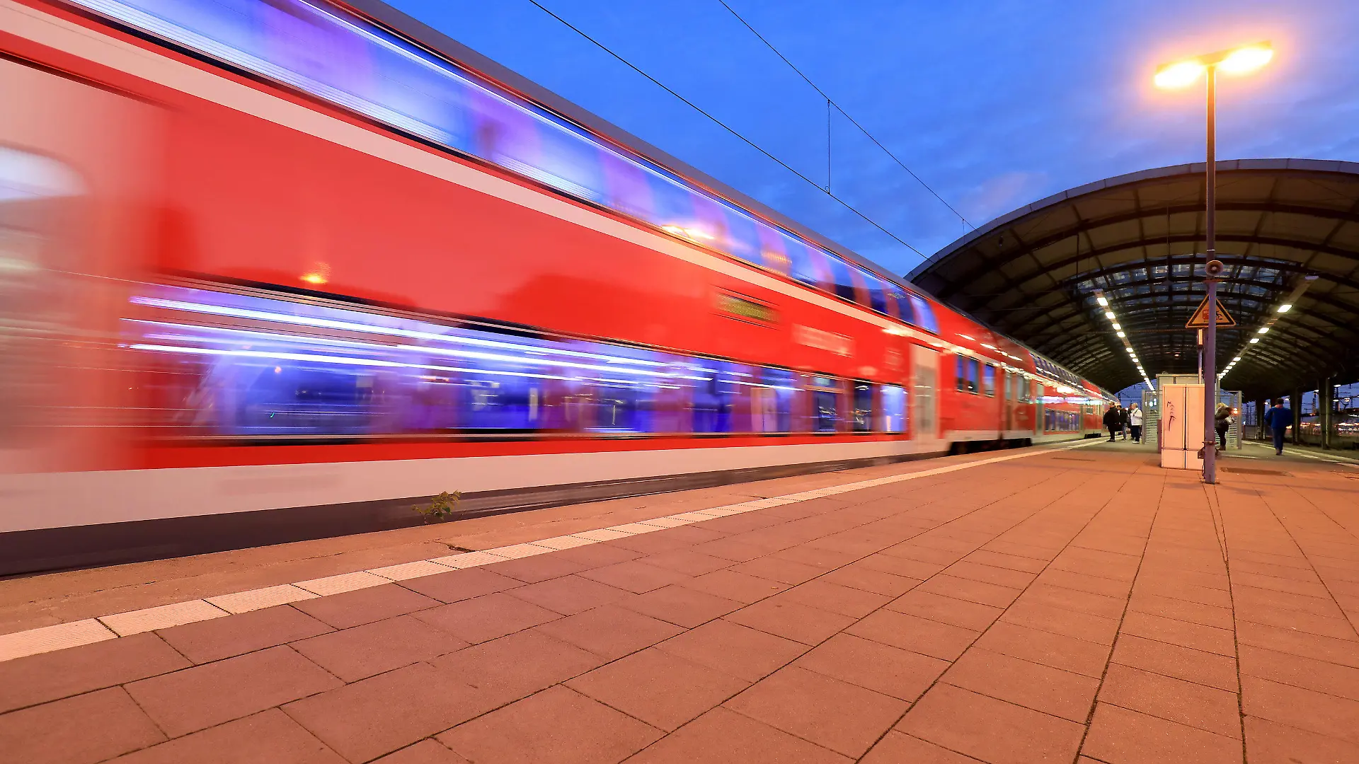 ARCHIV - 16.11.2017, Sachsen-Anhalt, Magdeburg: Ein Regionalzug fährt aus dem Hauptbahnhof. Auf der Bahn ruht große Hoffnung: Für mehr Klimaschutz sollen deutlich mehr Menschen mit Zügen zur Arbeit und in Urlaub fahren. Doch der Blick auf die Finanzen fällt zwiespältig aus. Foto: Peter Gercke/zb/dpa +++ dpa-Bildfunk +++