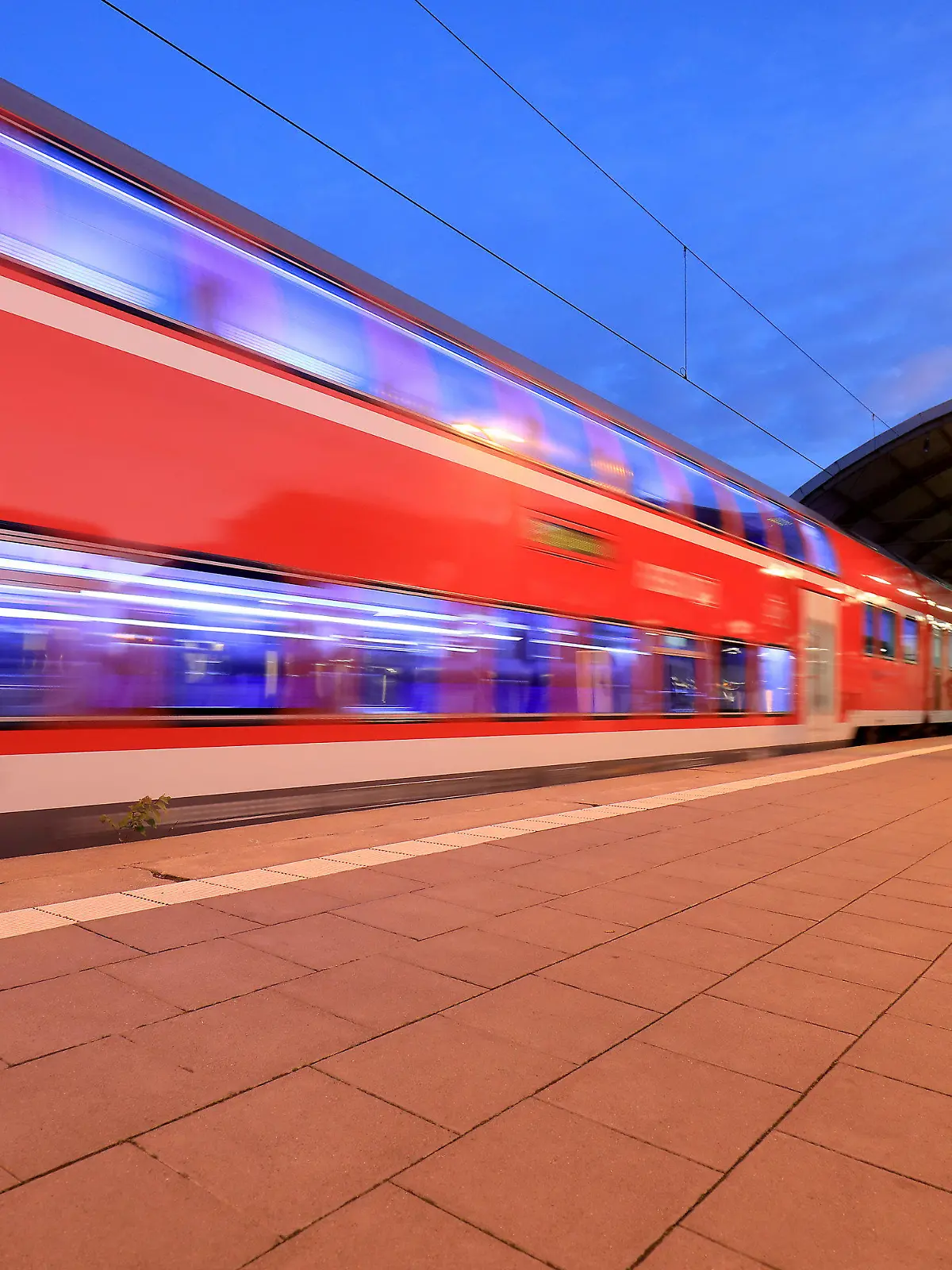 ARCHIV - 16.11.2017, Sachsen-Anhalt, Magdeburg: Ein Regionalzug fährt aus dem Hauptbahnhof. Auf der Bahn ruht große Hoffnung: Für mehr Klimaschutz sollen deutlich mehr Menschen mit Zügen zur Arbeit und in Urlaub fahren. Doch der Blick auf die Finanzen fällt zwiespältig aus. Foto: Peter Gercke/zb/dpa +++ dpa-Bildfunk +++