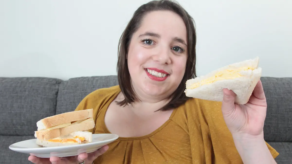 April Griffiths aus Nuneaton (Großbritannien) isst nur Käse-Sandwiches