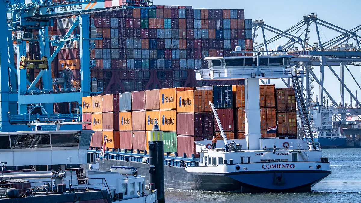 RWG Container Terminal, Binneschiff, Frachter, bringt Container zum Seehafen von Rotterdam, Tiefseehafen Maasvlakte 2, auf einer künstlich angelegten Landfläche, Niederlande,.