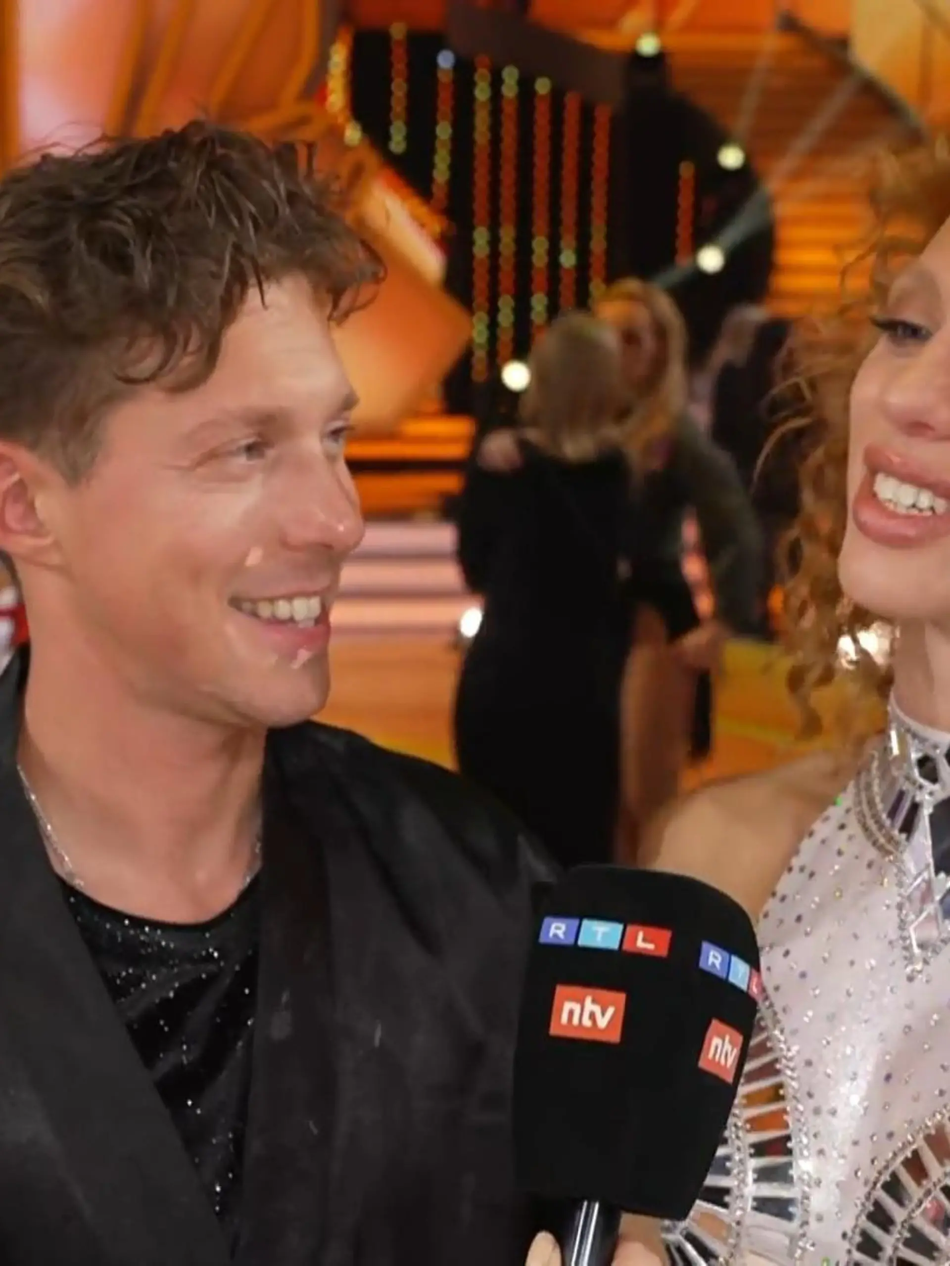 Valentin Lusin und Anna Ermakova nach ihrem Cha Cha Cha in der zweiten "Let's Dance"-Liveshow.