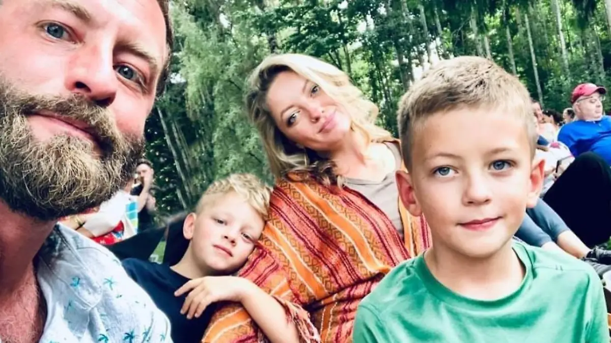 Zu sehen sind J.R. Storment, seine Frau und seine beiden Kinder Wiley und Oliver!