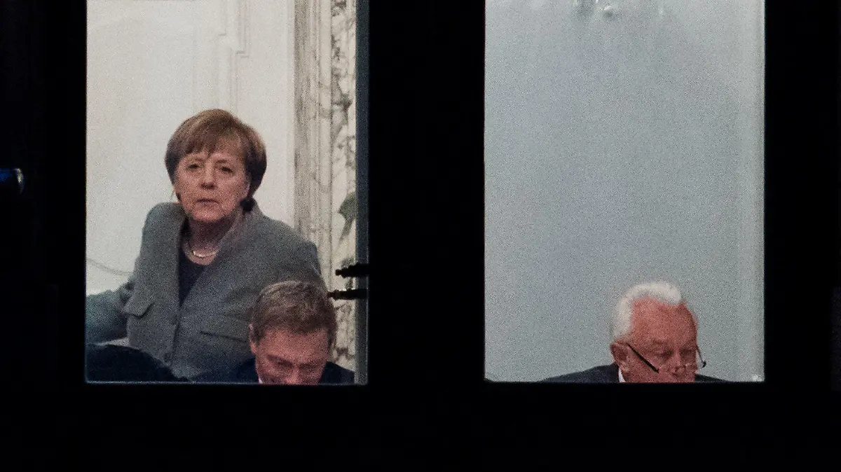 Bundeskanzlerin Angela Merkel (CDU, l-r), Christian Lindner, Bundesvorsitzender der FDP, und Wolfgang Kubicki, stellvertretender FDP-Bundesvorsitzender, beraten am 14.11.2017 bei den Sondierungsgesprächen von CDU, CSU, FDP und Bündnis 90/Die Grünen in der Parlamentarischen Gesellschaft in Berlin. Foto: Bernd von Jutrczenka/dpa +++(c) dpa - Bildfunk+++