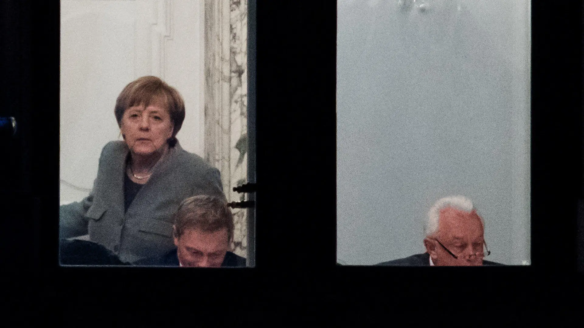 Bundeskanzlerin Angela Merkel (CDU, l-r), Christian Lindner, Bundesvorsitzender der FDP, und Wolfgang Kubicki, stellvertretender FDP-Bundesvorsitzender, beraten am 14.11.2017 bei den Sondierungsgesprächen von CDU, CSU, FDP und Bündnis 90/Die Grünen in der Parlamentarischen Gesellschaft in Berlin. Foto: Bernd von Jutrczenka/dpa +++(c) dpa - Bildfunk+++
