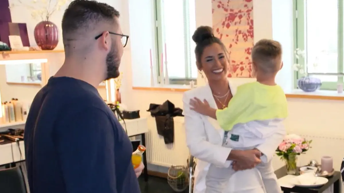 Alessio besucht Mama Sarah Lombardi bei der Arbeit Backstage bei "Das Supertalent"