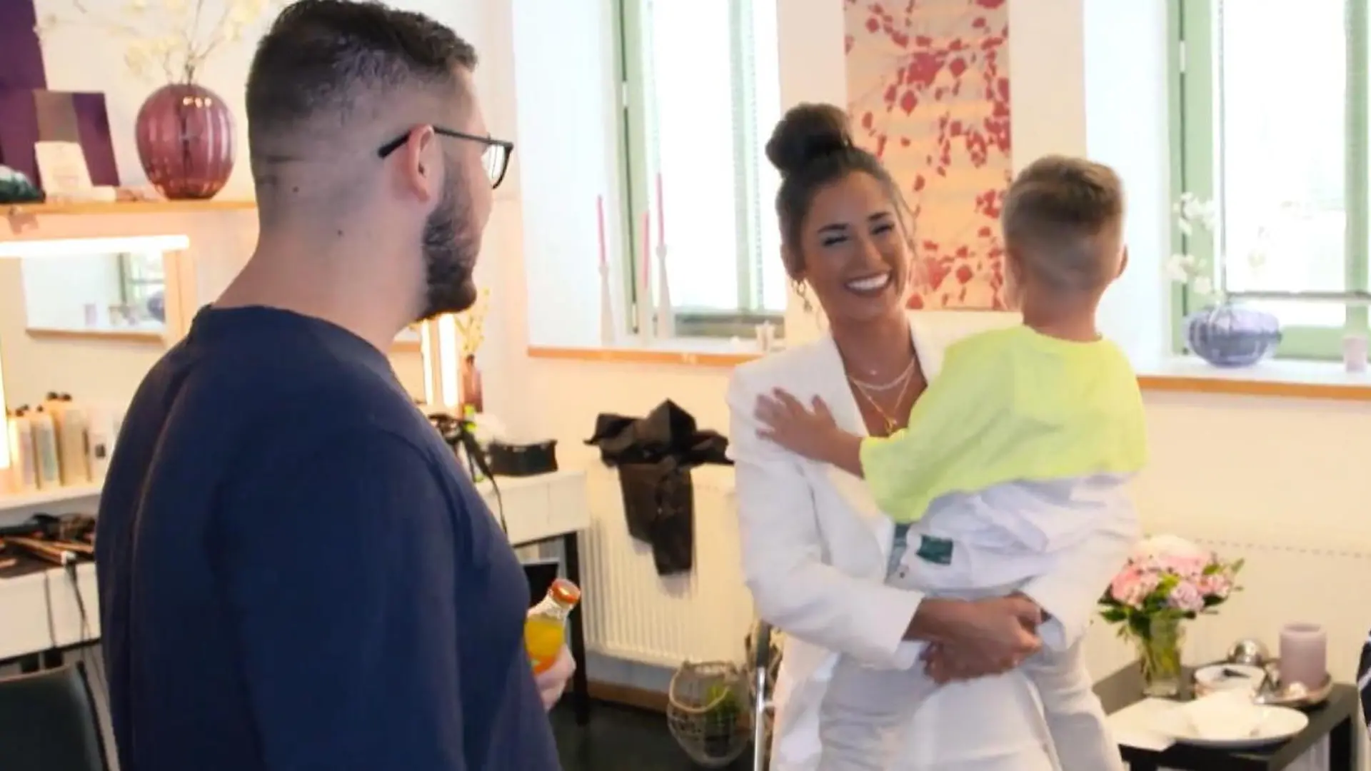 Alessio besucht Mama Sarah Lombardi bei der Arbeit Backstage bei "Das Supertalent"