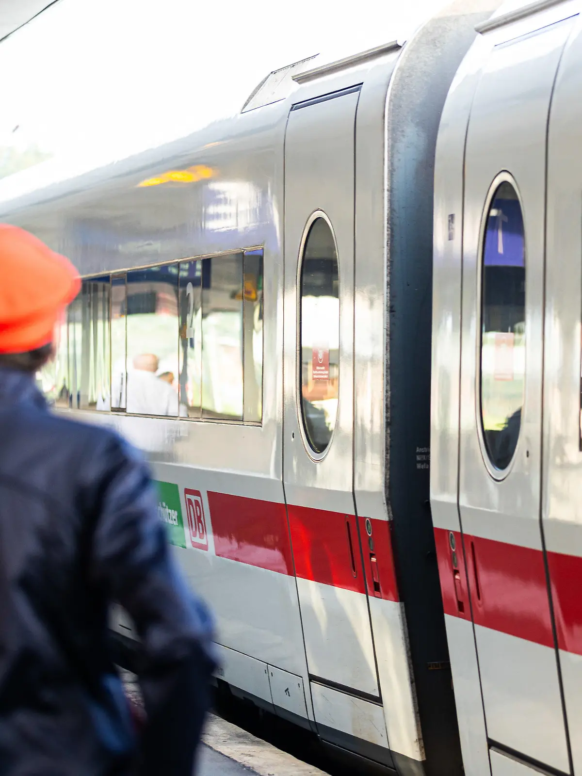 ARCHIV - 02.09.2021, Niedersachsen, Hannover: Ein Mitarbeiter der Deutschen Bahn (DB) steht neben einem ICE-Zug an einem Gleis im Hauptbahnhof Hannover. Bei der Deutschen Bahn sollen Notare herausfinden, welche von zwei konkurrierenden Gewerkschaften in den einzelnen Betrieb mehr Mitglieder hat - die größere Eisenbahn- und Verkehrsgewerkschaft pocht (EVG) nun auf mehr Tempo bei dem Verfahren. (zu dpa «Bahn-Gewerkschaft EVG pocht auf Tempo bei Mitgliederzählung») Foto: Michael Matthey/dpa +++ dpa-Bildfunk +++