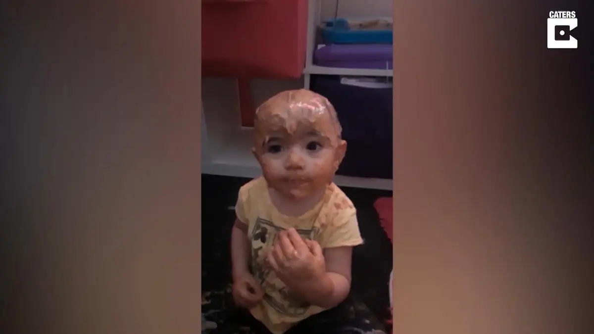Geschwister beschmieren sich mit Erdnussbutter Sauerei im Kinderzimmer