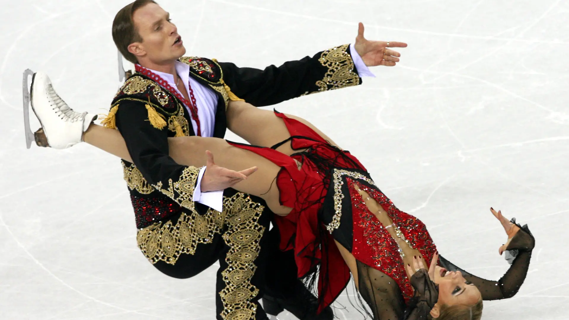 Tatiana Navka (R) and Roman Kostomarov of Russia perform during the Ice Dancing - Free Dance competition at the Turin 2006 Winter Olympic Games in Turin, Monday, 20 February 2006. EPA/ANATOLY MALTSEV +++(c) dpa - Report+++