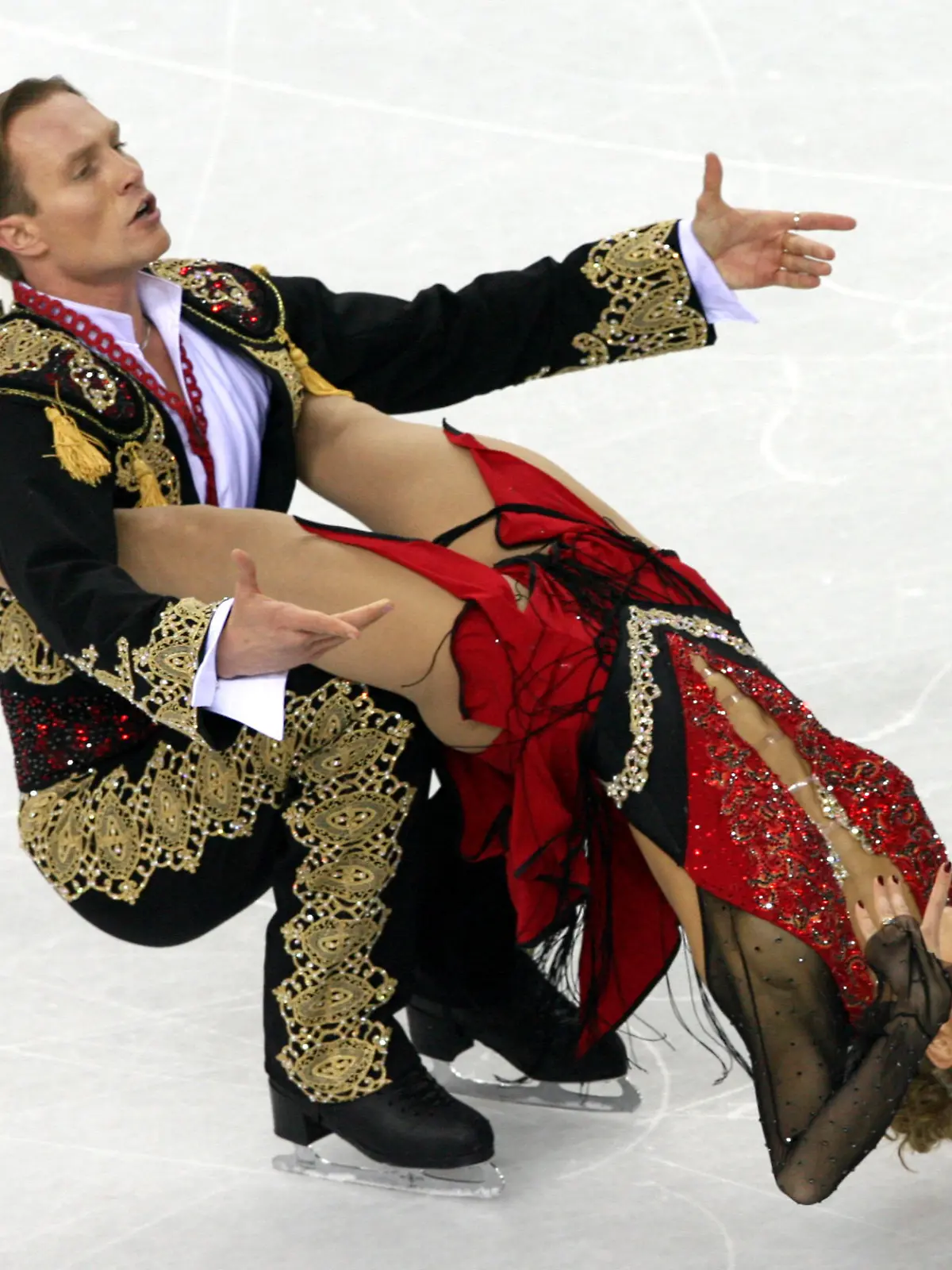 Tatiana Navka (R) and Roman Kostomarov of Russia perform during the Ice Dancing - Free Dance competition at the Turin 2006 Winter Olympic Games in Turin, Monday, 20 February 2006. EPA/ANATOLY MALTSEV +++(c) dpa - Report+++