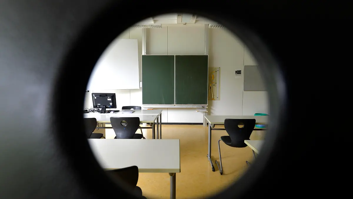  leeres Klassenzimmer, Einzeltische ohne Abstandsregel, Corona-Krise, Deutschland Wiederbeginn der Schule nach Corona-Lockdown, leeres Klassenzimmer, Deutschland *** empty classroom, individual tables without distance rule, Corona crisis, Germany School restart after Corona Lockdown, empty classroom, Germany