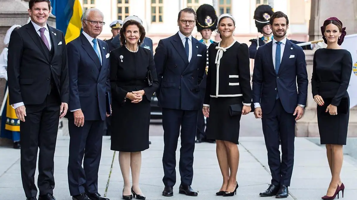 Reichstagspräsident Andreas Norlén empfängt König Carl XVI. Gustaf und Königin Silivia, Daniel und Victoria sowie Carl Philip und Sofia.