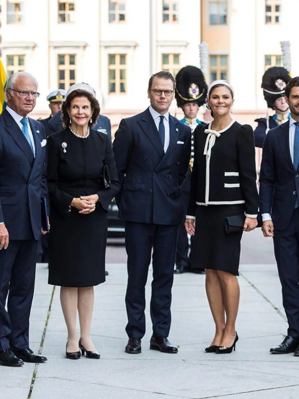 Reichstagspräsident Andreas Norlén empfängt König Carl XVI. Gustaf und Königin Silivia, Daniel und Victoria sowie Carl Philip und Sofia.