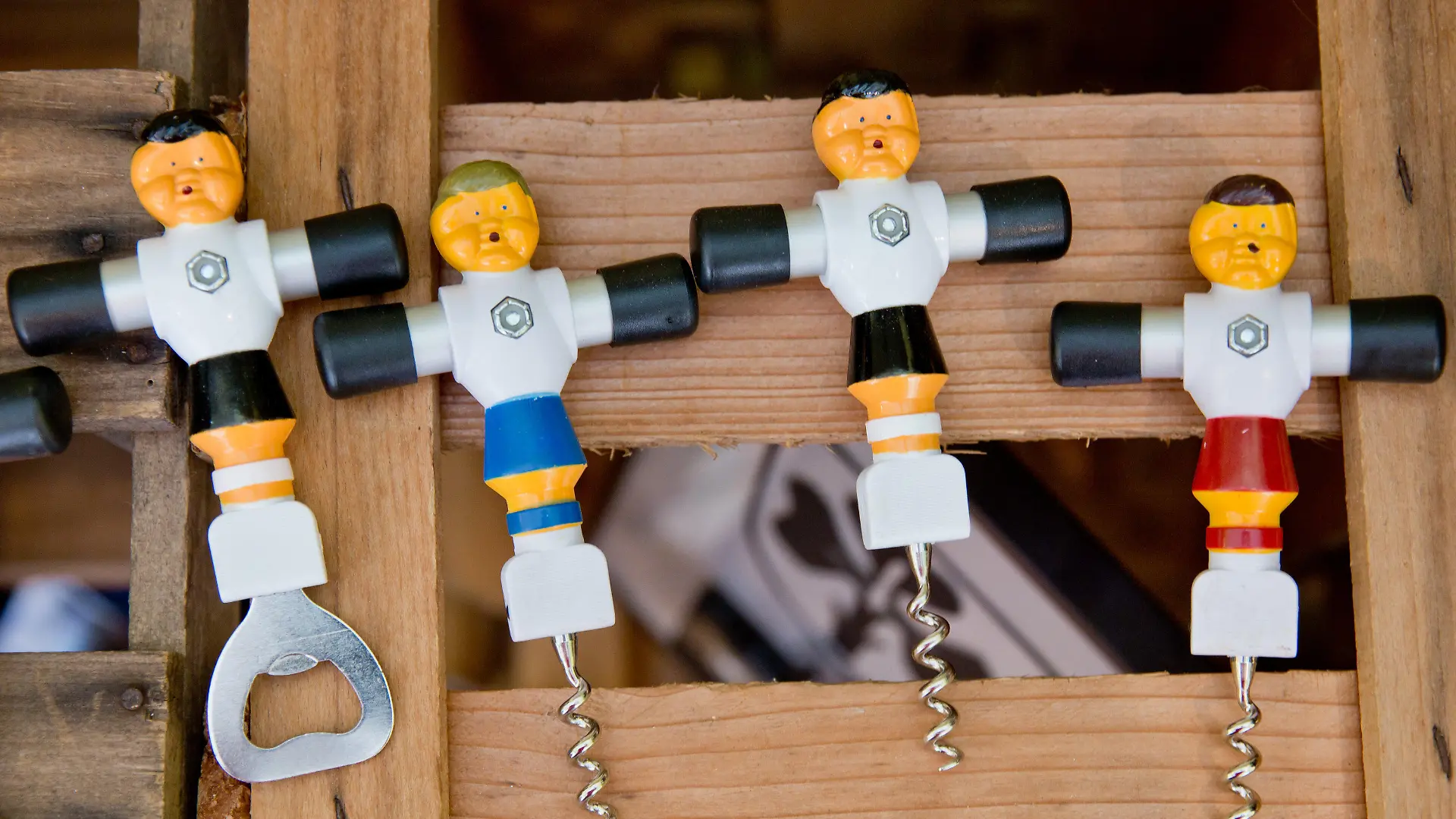 Korkenzieher und Flaschenöffner, die aus alten Tischfußball-Figuren hergerstellt wurden liegen am 15.07.2015 in Fürth (Bayern) in einem Upcycling-Laden zum Verkauf aus. "Upcycling" ist ein Trend, bei dem aus Müll neue Produkte werden. Beim Upcycling wird der vermeintliche Abfall mit einer kreativen Idee neu bewertet. Foto: Daniel Karmann/dpa  (zu dpa-Korr: "Abfall kreativ verwenden hilft bei Müllvermeidung" vom 27.07.2015) +++(c) dpa - Bildfunk+++