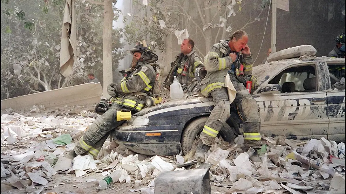 Feuerwehrmänner in den World Trade Center Ruinen. 